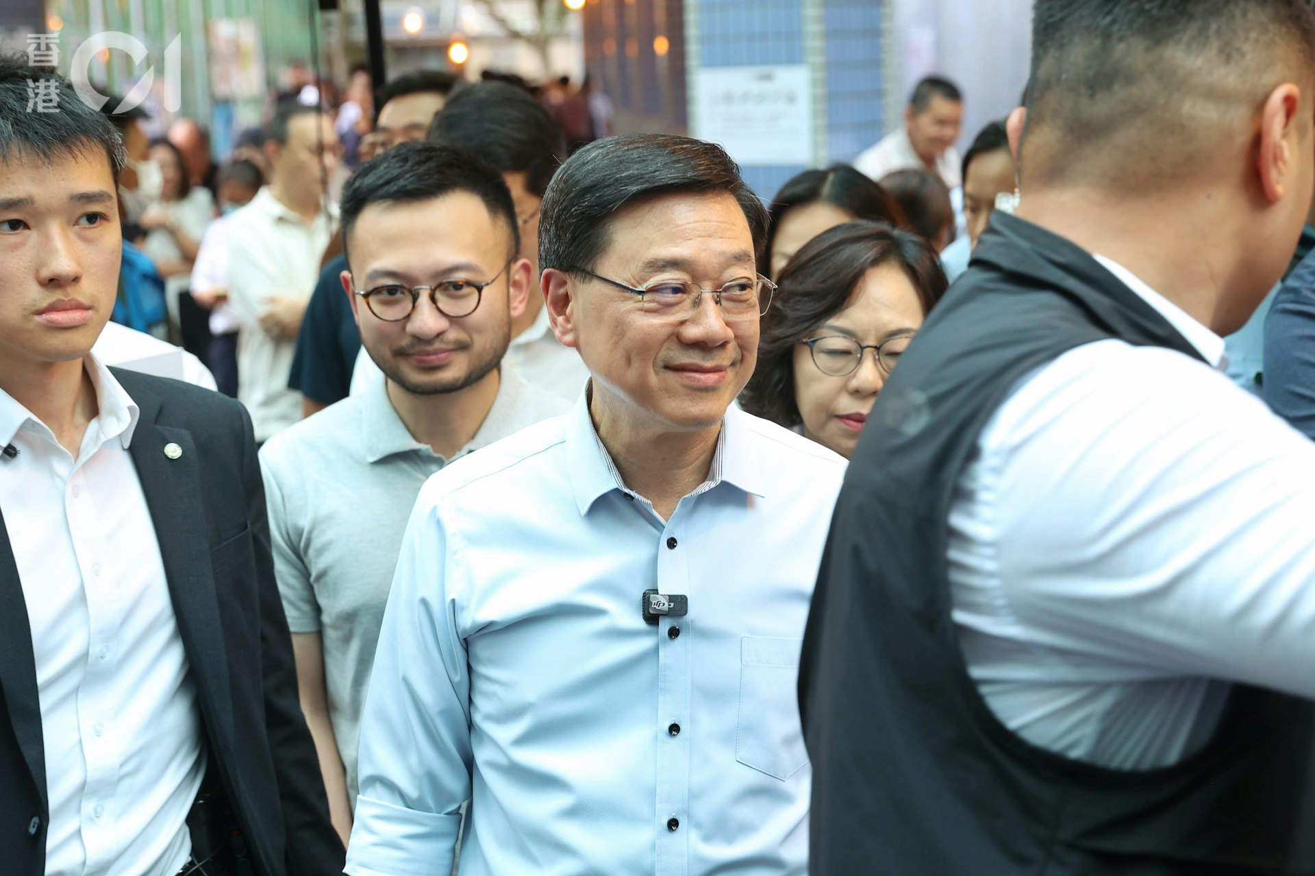 2026年8月26日,行政長官李家超到深水埗元州邨收集施政報告及香港首份五年規劃的意見。陪同的包括醫務衞生局局長盧寵茂、民政及青年事務局局長麥美娟、民政事務總署署長杜潔麗等。