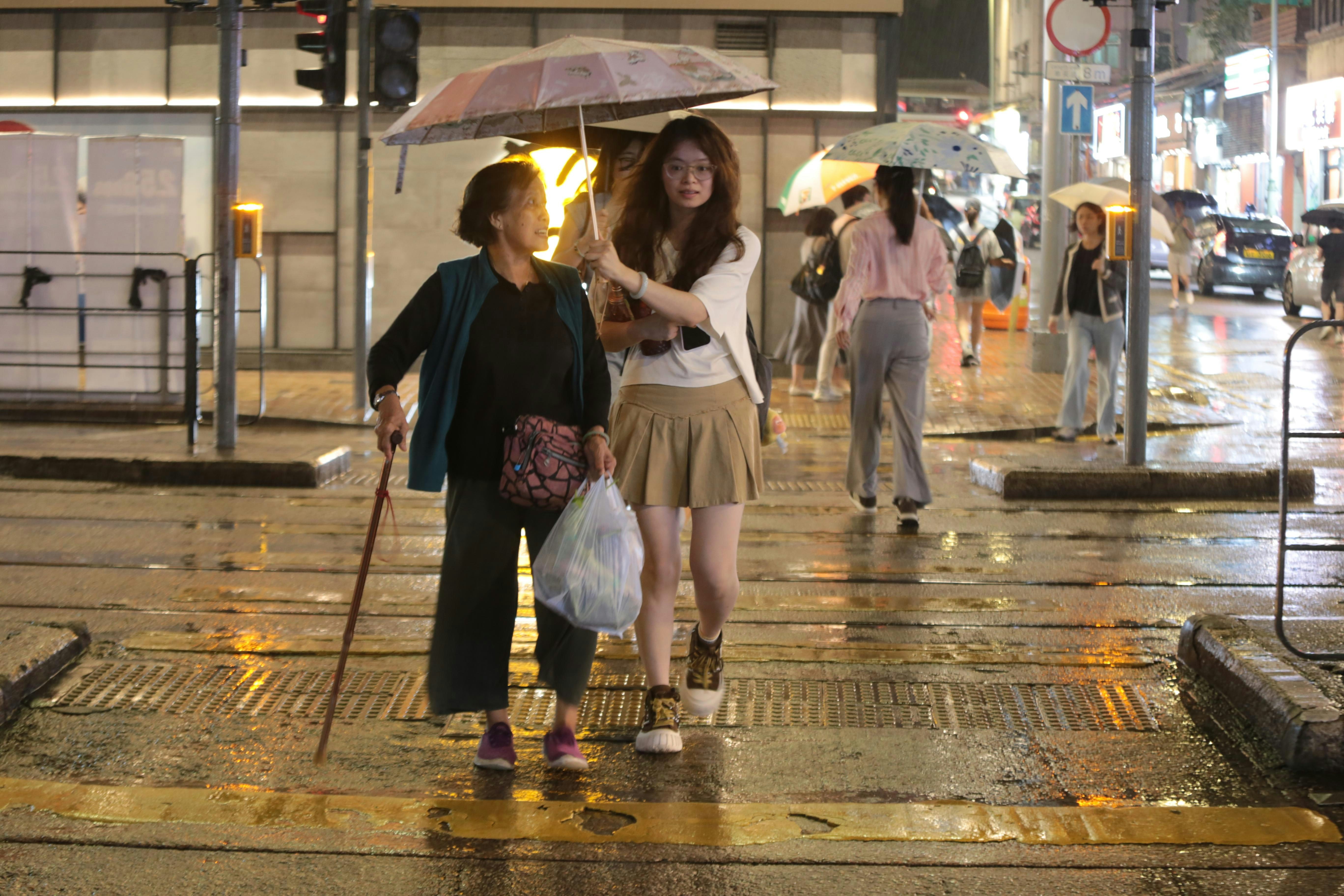 周四返工注意｜天文台料早上雨勢頗大及有狂風雷暴 周五酷熱33度