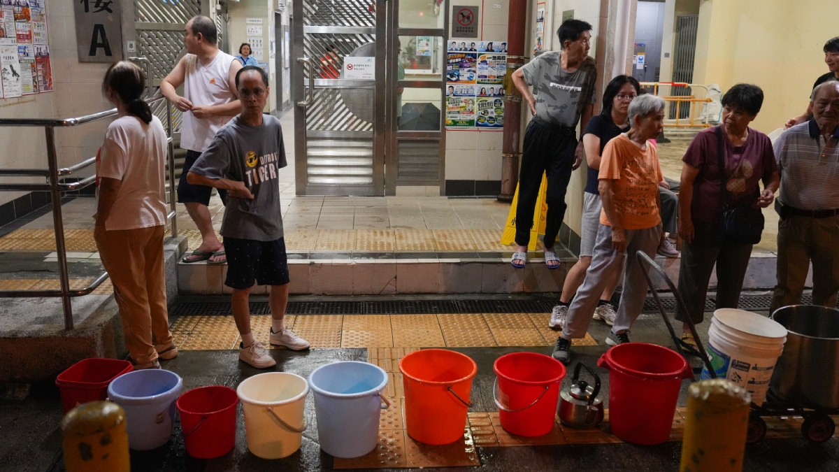 大埔爆水管｜居民冒黃雨撐傘取水梳洗 晚餐靠外賣解決