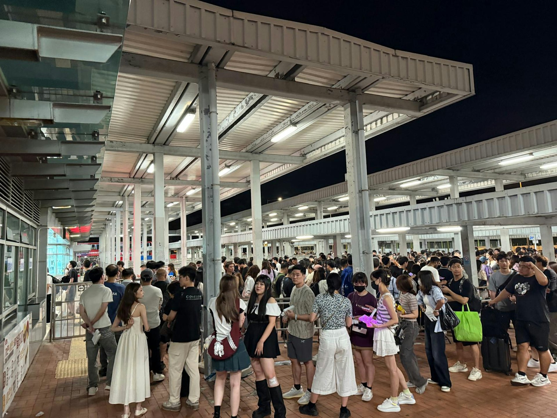 落馬洲皇崗口岸24小時通關,是凌晨往返深圳的唯一選擇,車站外不時打蛇餅。