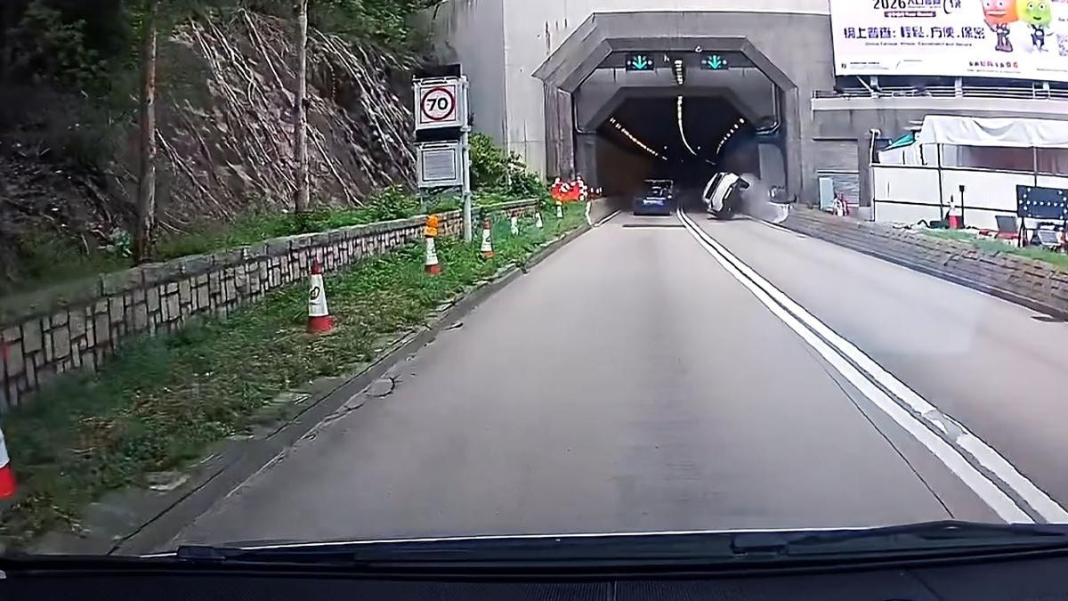 車Cam｜將軍澳隧道口私家車撞壆 彈珠式越線再撞壆反彈 無人傷