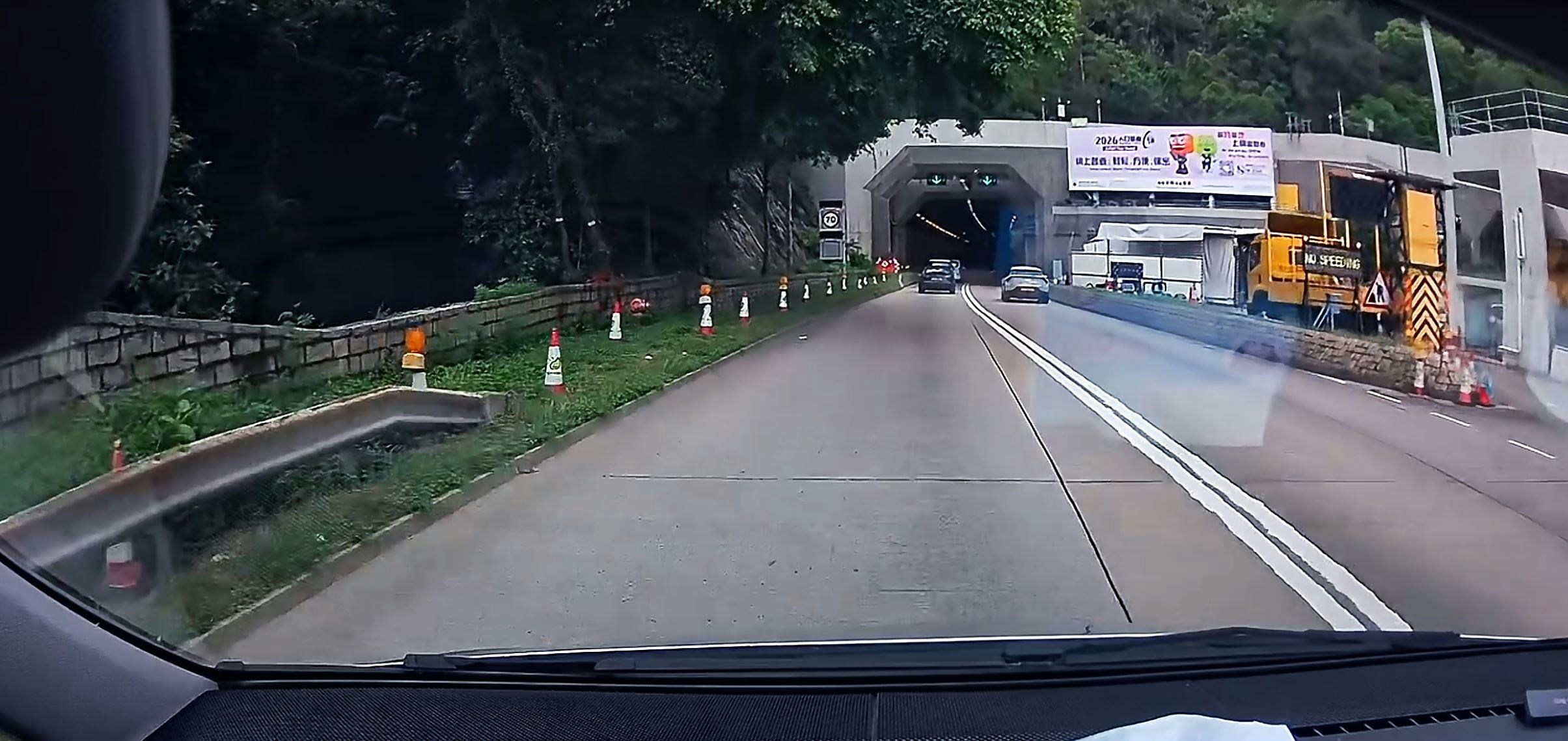 車Cam|將軍澳隧道口私家車撞壆 彈珠式越線再撞壆反彈 无人傷