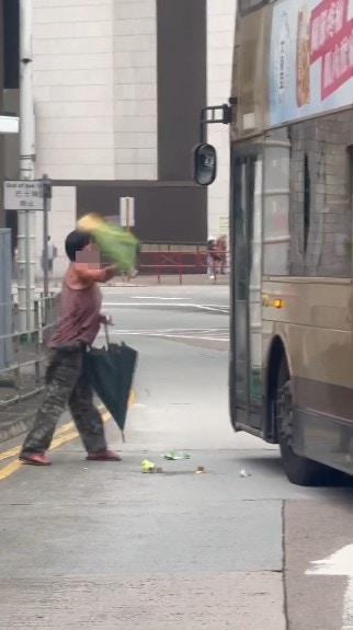 Singlet-Clad Man Blocks KMB Bus in Kwun Tong, Hurls Umbrella and Takeout at Vehicle
