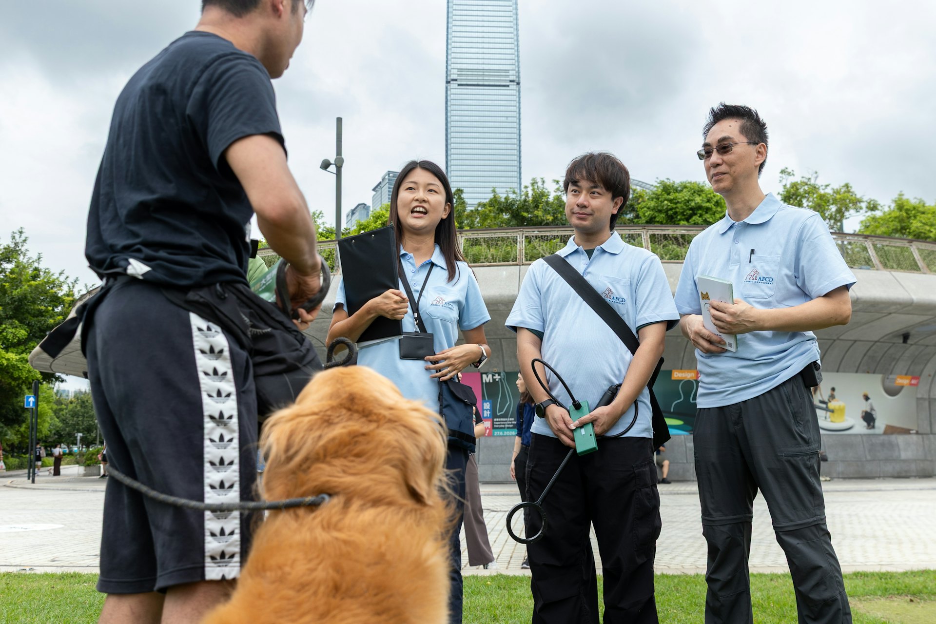 漁護署人員8月30日到西九文化區向巡查及執法行動,並向狗主派發宣傳單張,提醒他們為狗隻戴上狗繩。