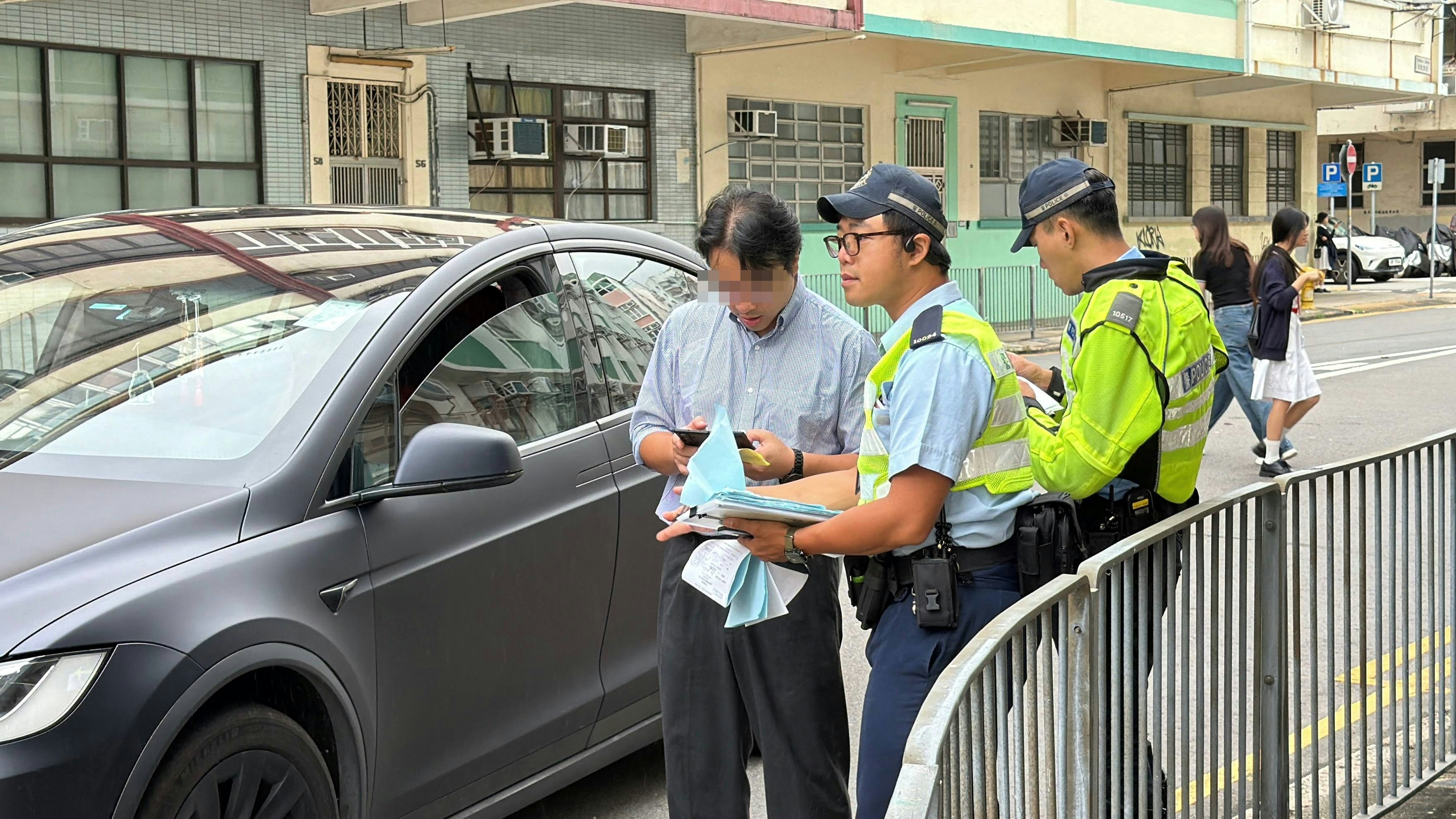 大角咀Tesla送兒返學 14歲男生落車後被車轆輾傷