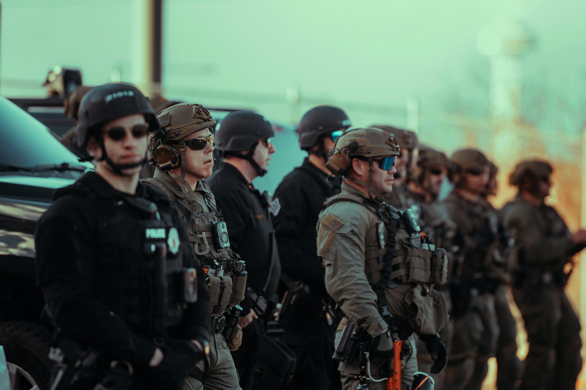 全副武裝的美國移民執法人員(ICE)在執法盤查。(Unsplash@Colin Lloyd)