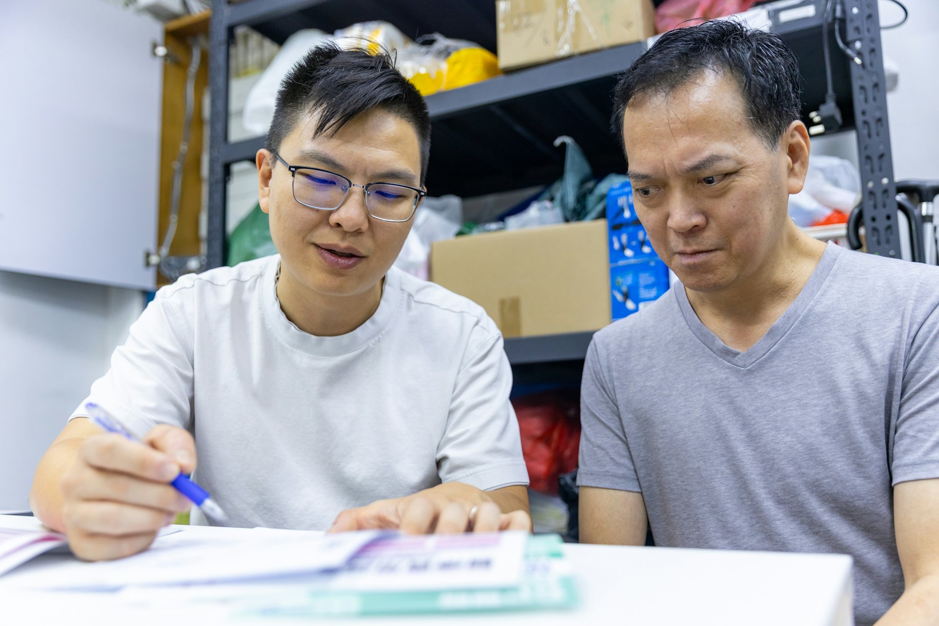 盧生向社工連瑋翹查詢後,得悉政府已推出「社區牙科支援計劃」,申請「醫療費用減免」便可參與計劃。