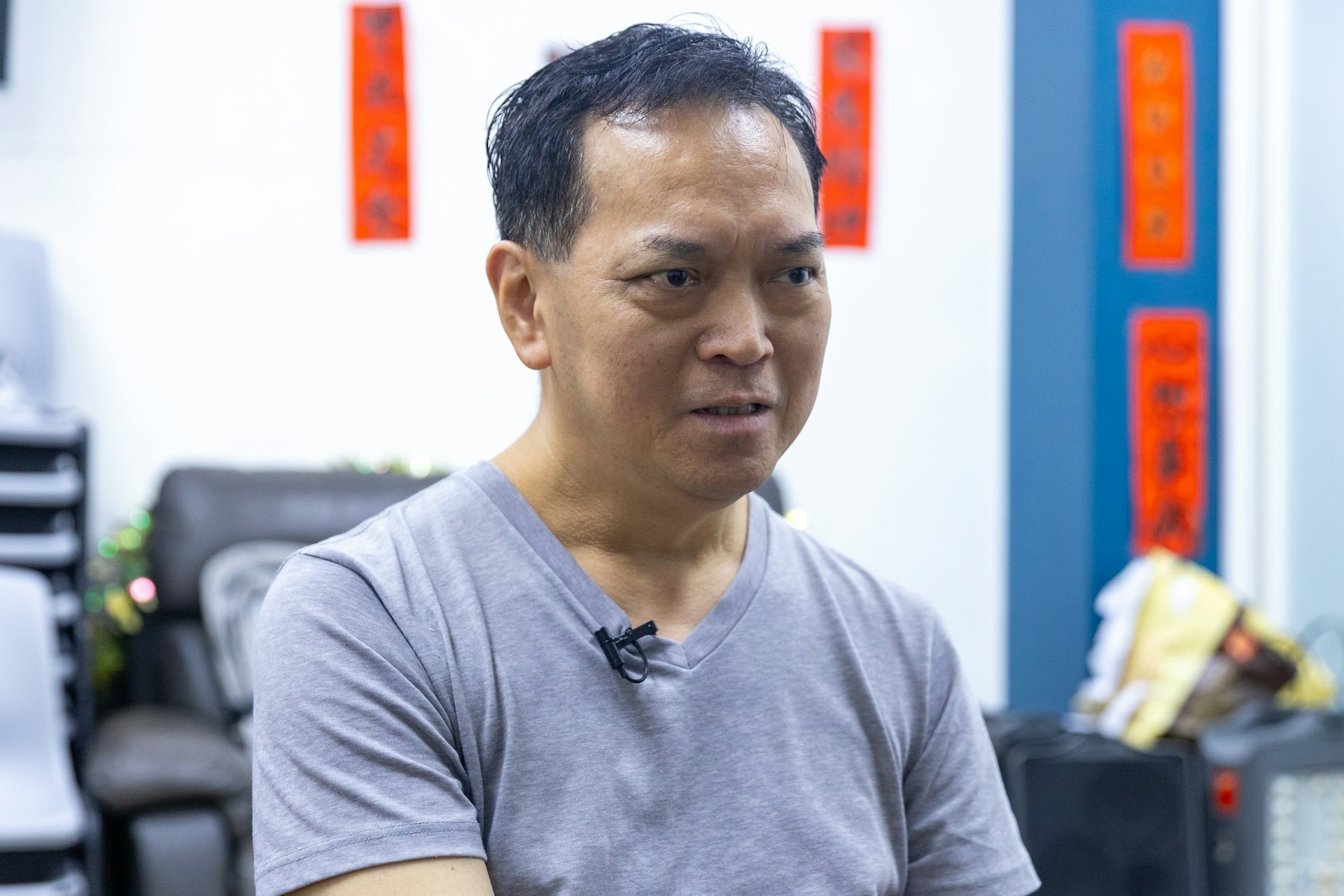盧生不想再收困擾,原想強行用手扯甩牙齒,但一扯就會流血,便去私家牙醫診所求診,但被告知拔牙收費起碼一千元。