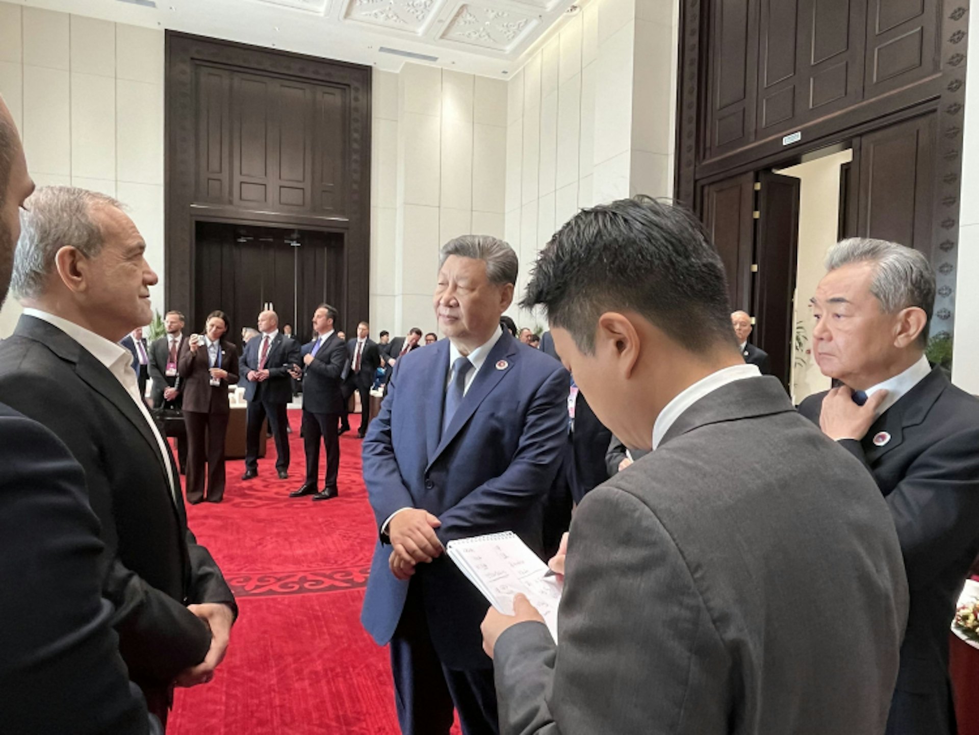 習近平2026年9月1日出席上合組織峰會,場邊與伊朗總統佩澤希齊揚(Masoud Pezeshkian)簡短交談數分鐘。(伊朗總統府網站)