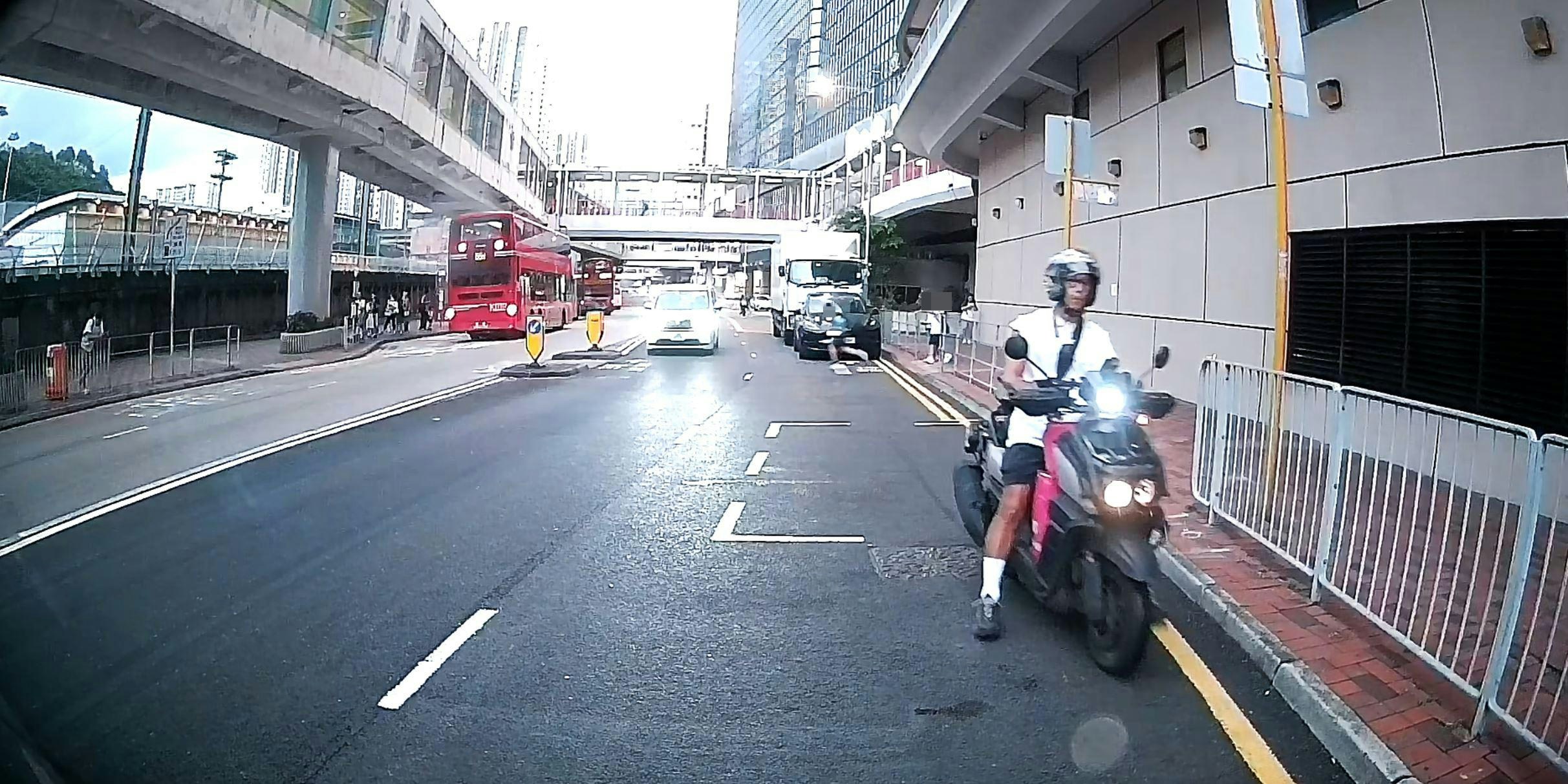 開學日.有片|荃灣私家車行駛 7歲男童衝馬路捱撞受傷一度倒地