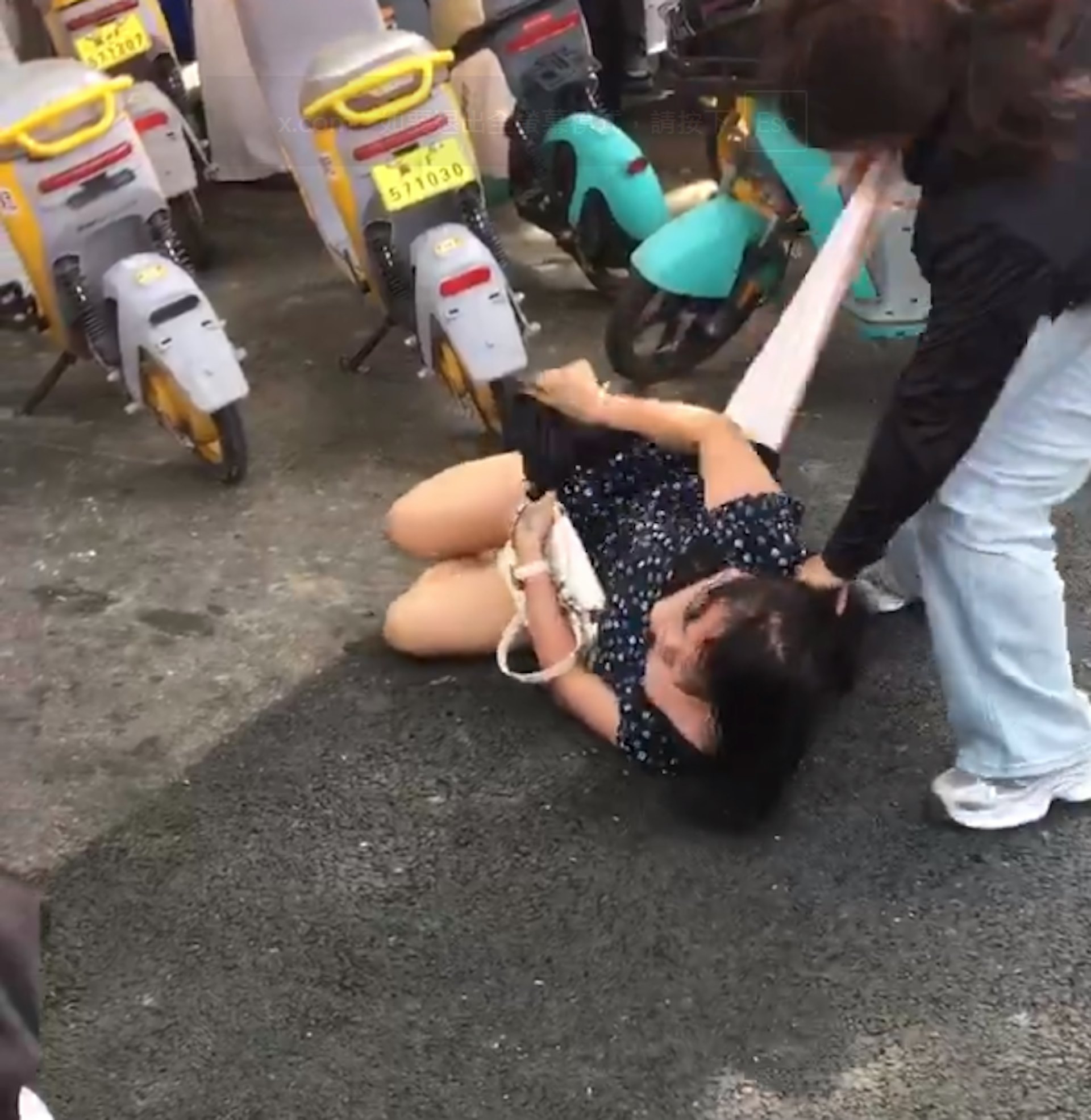 施暴者其後騰出一隻手用力拉扯對方底褲,當眾將其扯下,令受害人私隱部位暴露。(影片截圖)
