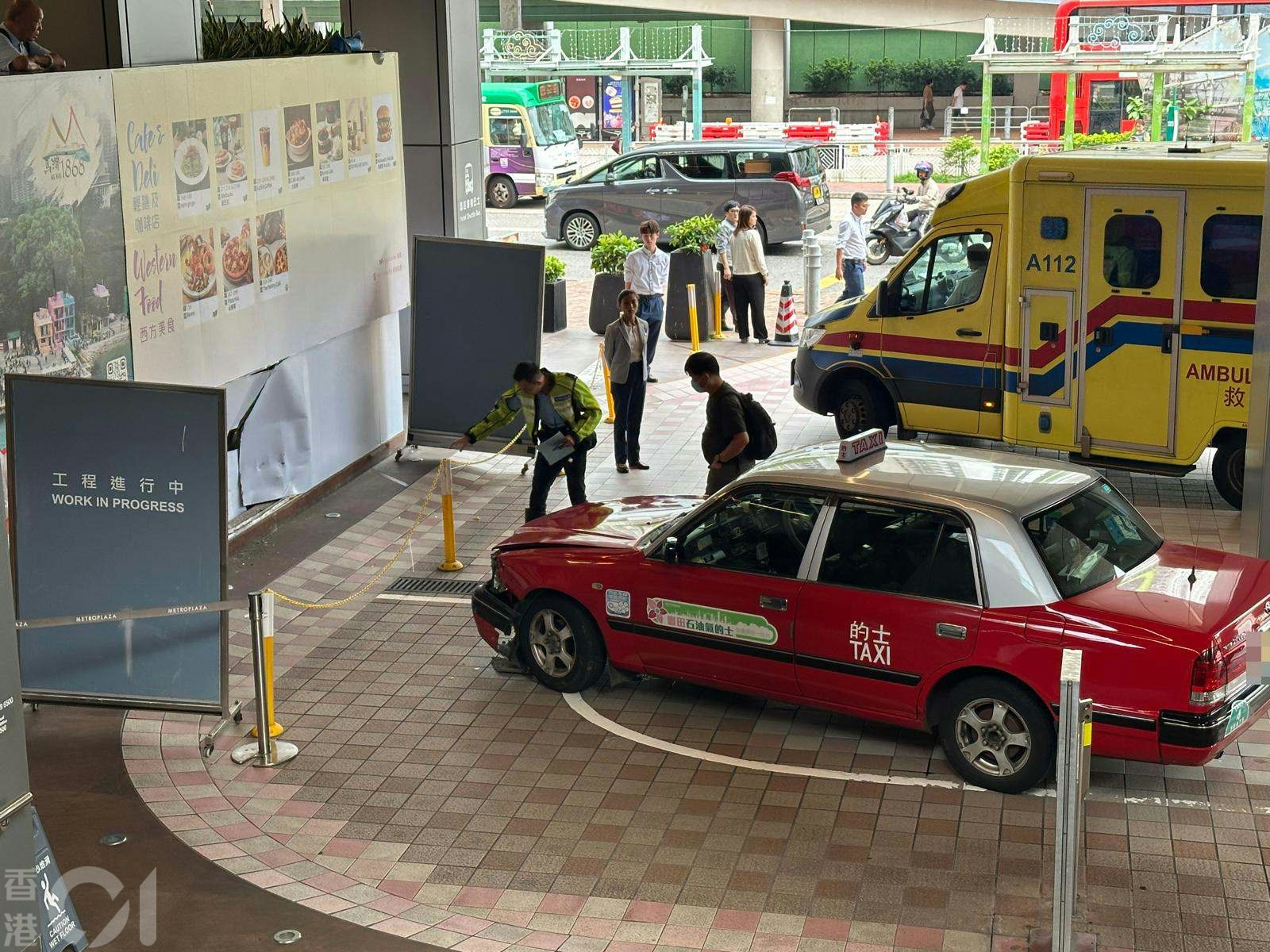 葵芳新都會廣場落客區　的士撞傷男途人疑再撼穿牆