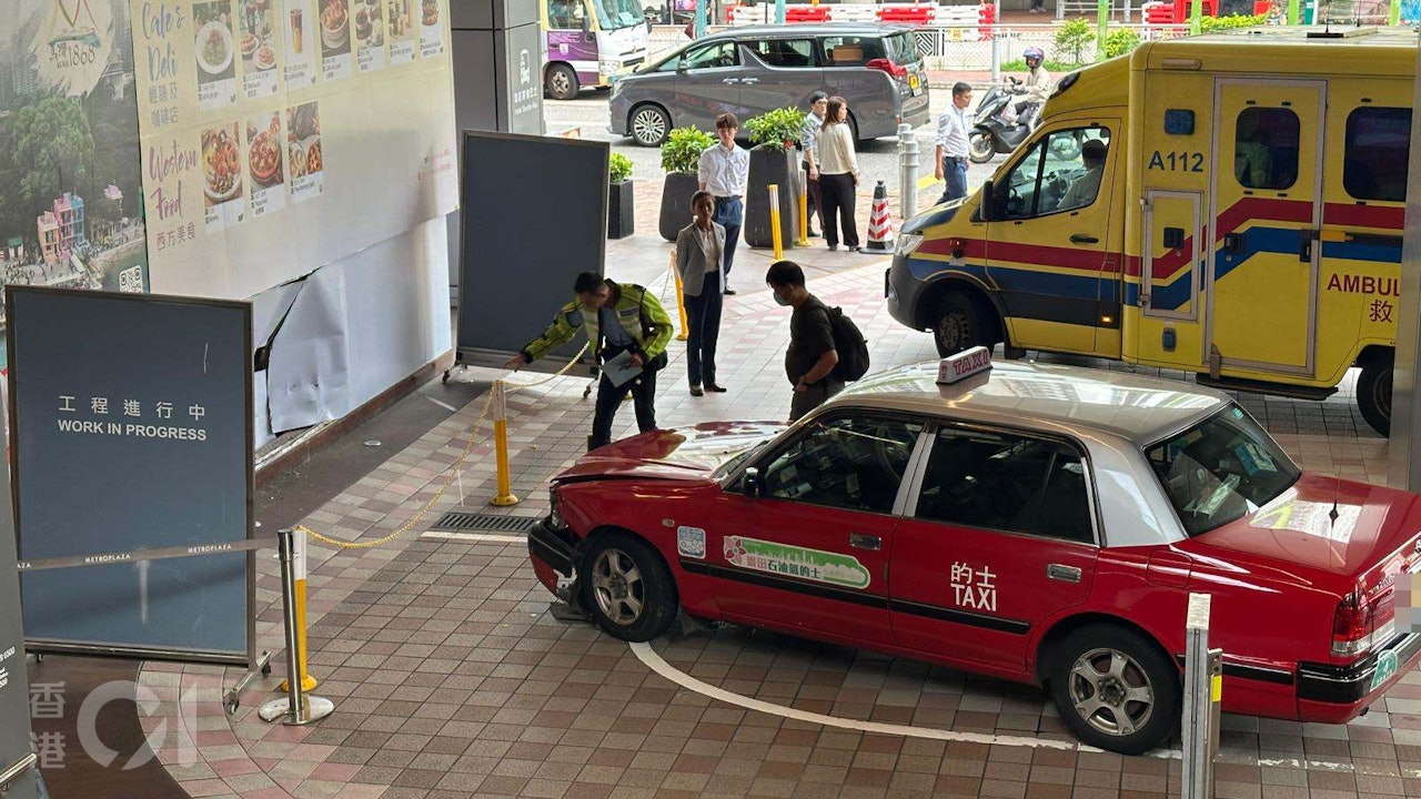 葵芳新都會廣場落客區 的士撞傷男途人疑再撼穿牆