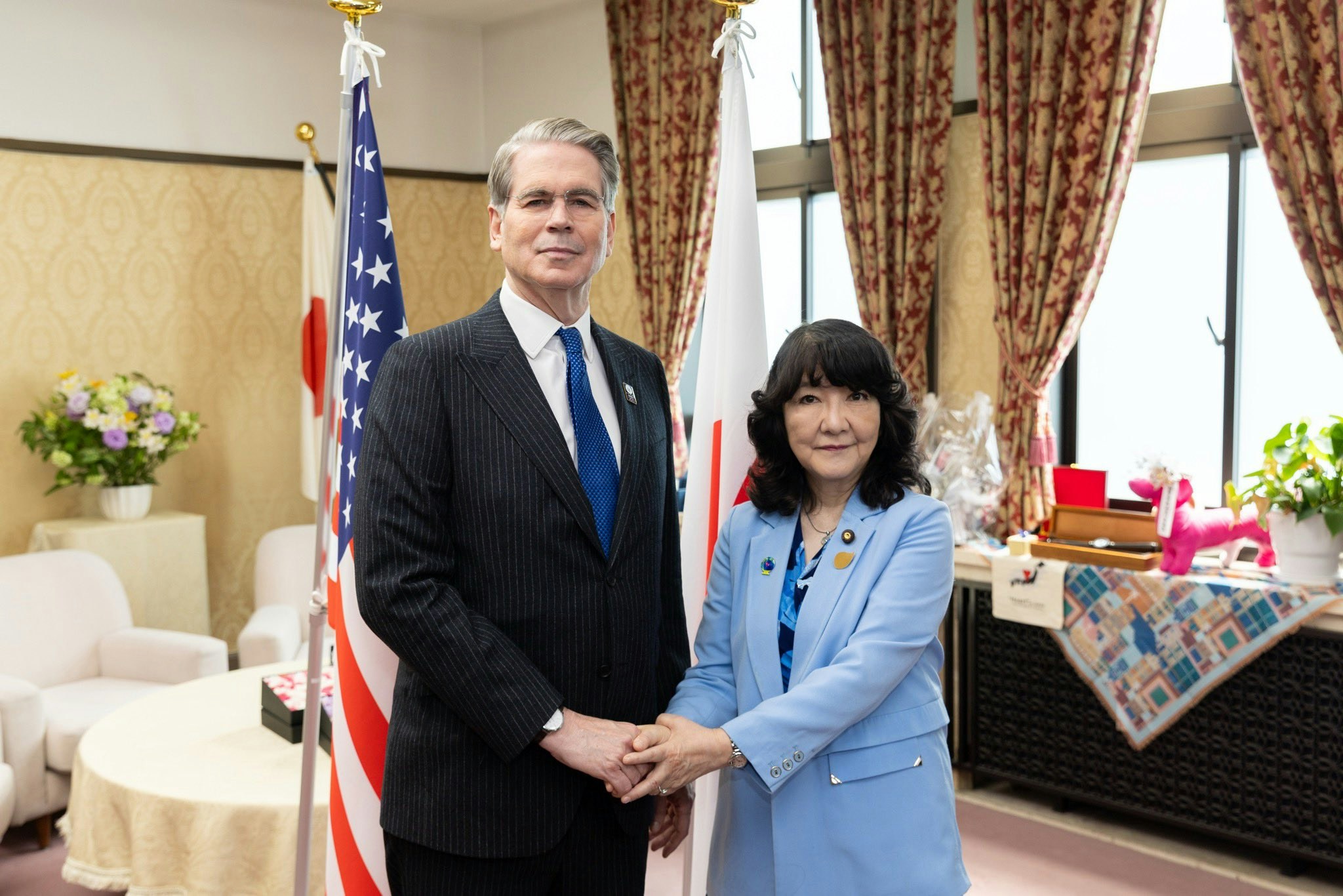 美国财长贝森特(Scott Bessent)2026年5月12日在社交网站上传与日本财相片山皋月会面的相片。(X@SecScottBessent)