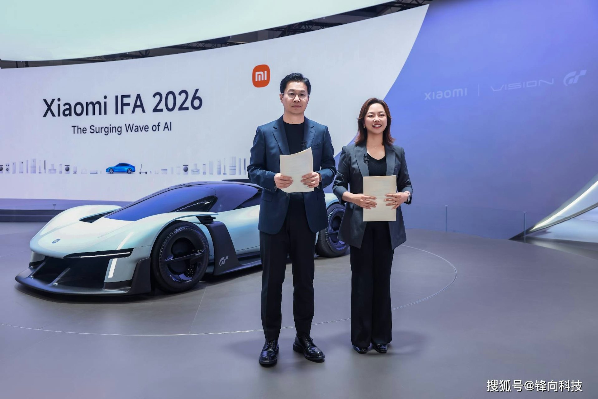 理想(2015)、小米(1810)等內地車企相繼自研電池或轉投二線廠商。(搜狐網)