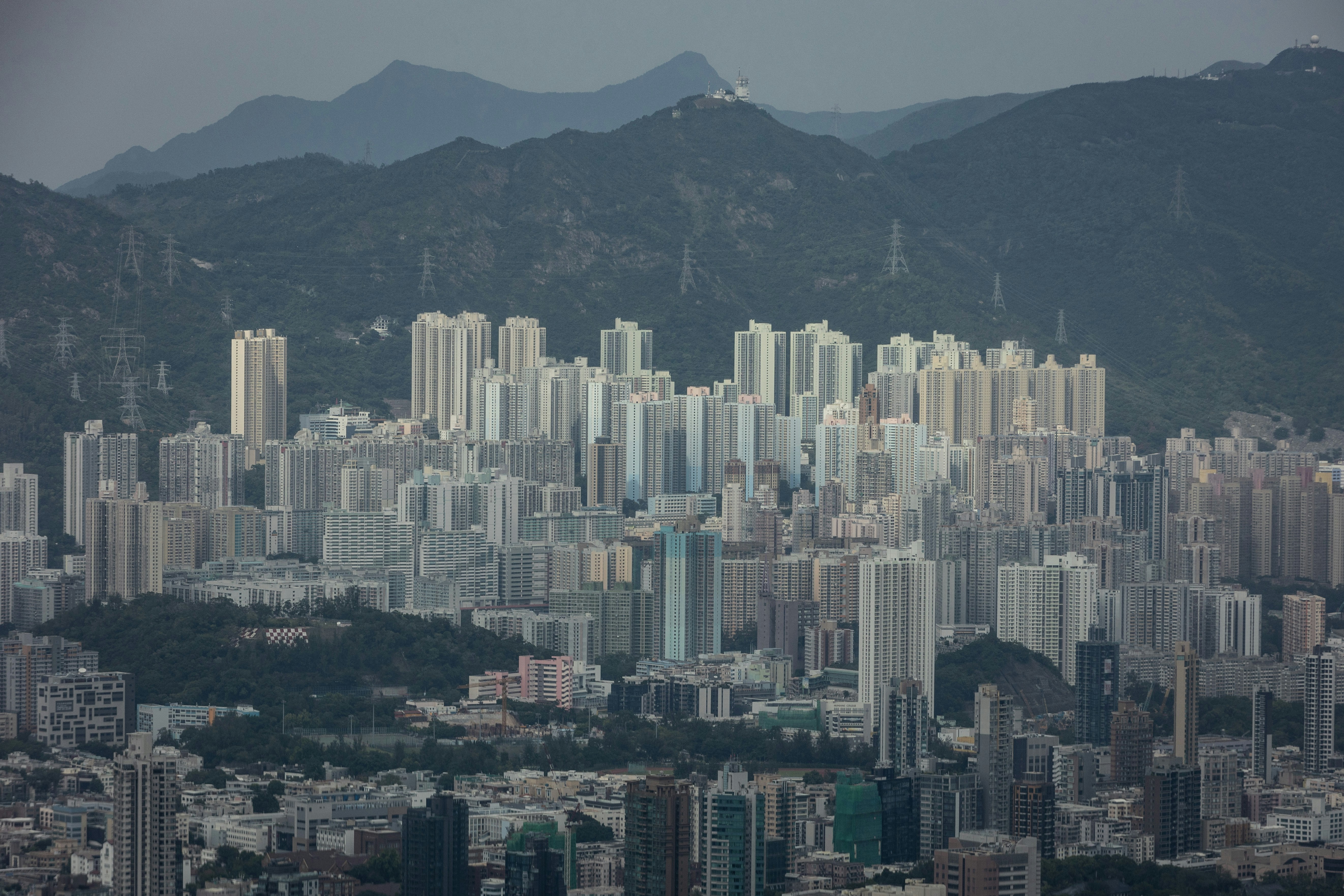 Economist Yip Sau-leung Challenges Property Bull Market Claims, Warns of Deeper Correction