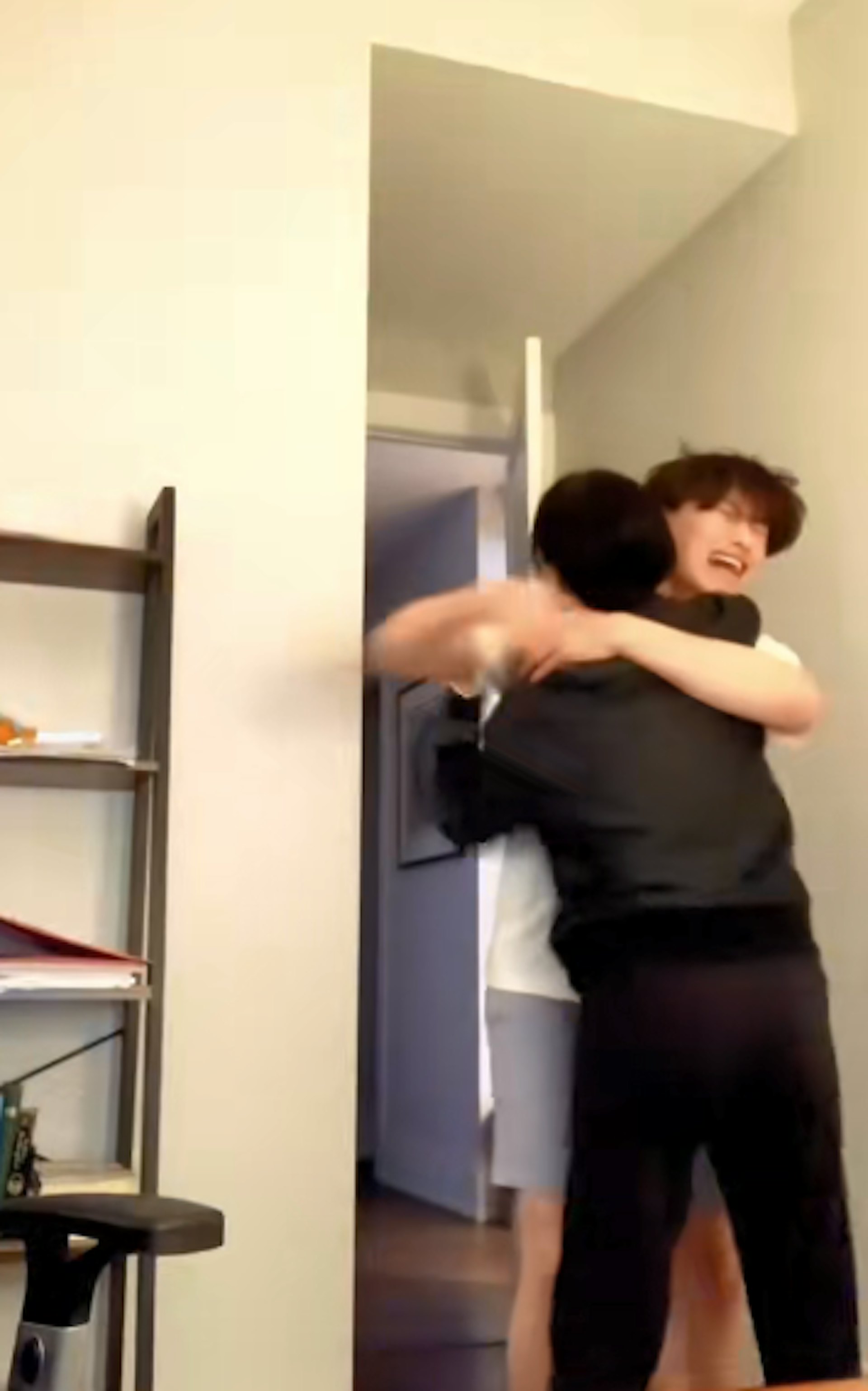 Allan在妈妈Christina陪同下收到了史丹福大学的录取通知。(抖音@斯坦福麻麻Chris)