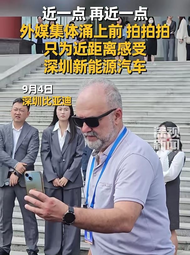 外媒记者纷纷拍摄记录,不时地与工作人员采访交流。(微信视频号@深视新闻)