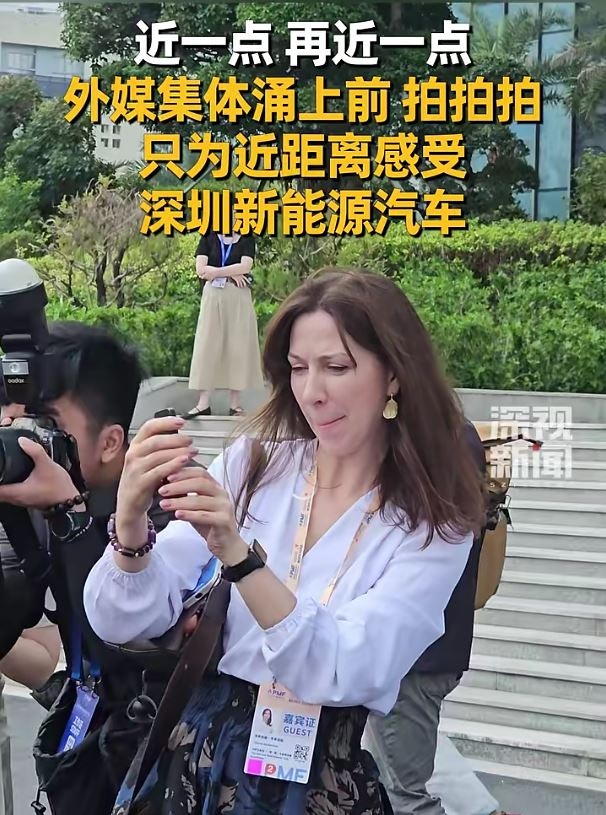 外媒记者纷纷拍摄记录,不时地与工作人员采访交流。(微信视频号@深视新闻)