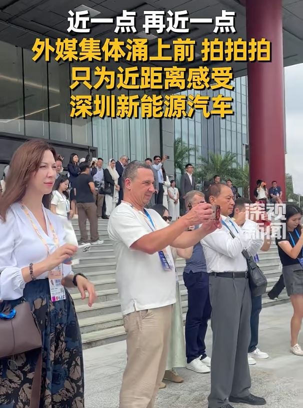 外媒记者纷纷拍摄记录,不时地与工作人员采访交流。(微信视频号@深视新闻)