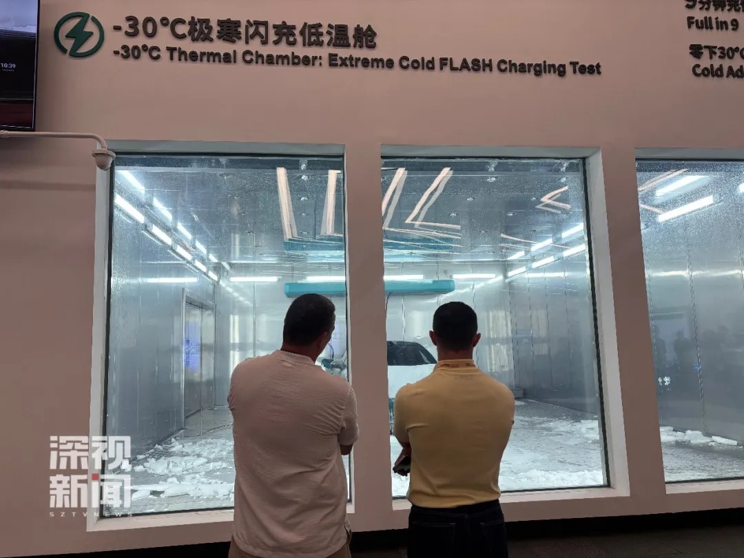 外媒记者对车辆极寒实验表现出浓厚兴趣。眼前的零下30度极寒闪充低温舱,工作人员现场演示 「泼水成冰」 实验,直观模拟极寒工况下,车辆依旧可以正常充电。针刺实验现场,电池被刺穿仍安然无恙。(深视新闻)