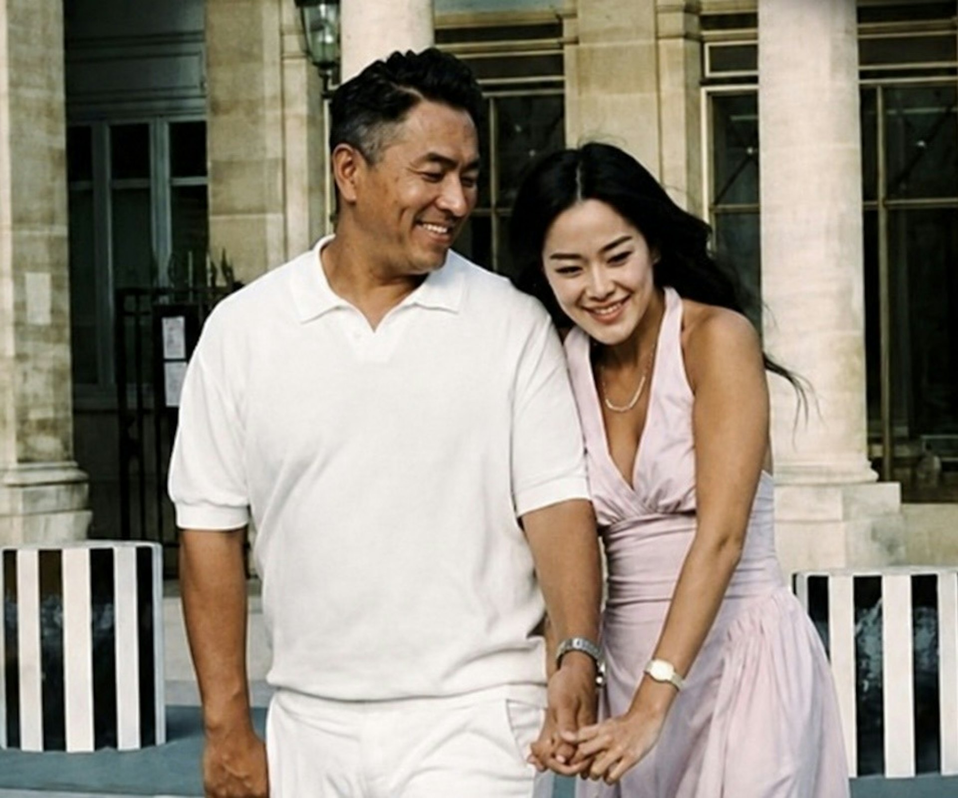 今年9月何正德與新歡在巴黎影的親密寫真曝光。