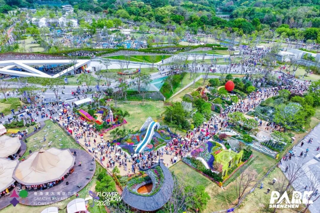 开园至今累计接待游客超1500万人次,年均游客约600万人次,单日最高突破10万人次。公园曾获国际风景园林师联合会(IFLA)公园与开放空间类卓越奖、2025国际湾区风景园林大奖公共空间与设施类荣誉奖等奖项。(微博@晶报)