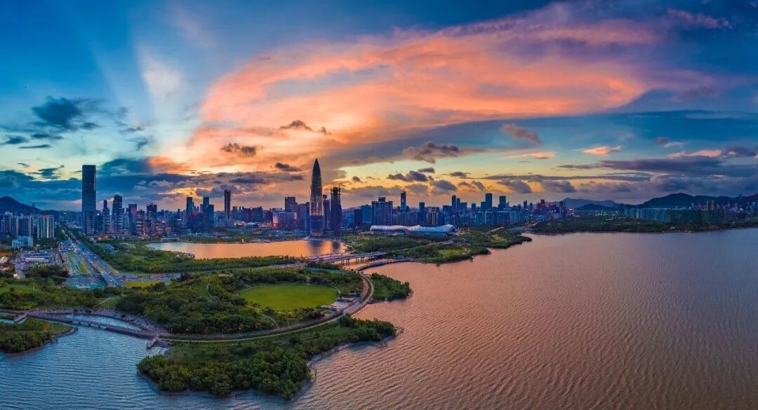 深圳湾公园位于粤港澳大湾区深港交界处,原本是一片荒滩。经过二十余年生态修复与创新运营管理,如今它已成为全球唯一一个、在超大城市中心区同时兼具三重身份的滨海生态公园——既是国际重要湿地的生态缓冲带,也是国际候鸟迁徙的中转补给站,还是全民共享的亲海长廊。(微博@晶报)
