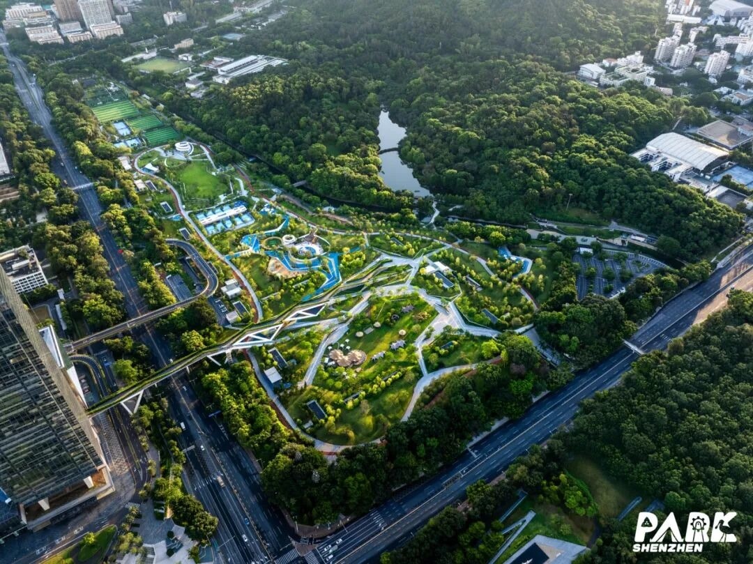 笔架山体育公园位于深圳市福田中心区,2012年被地铁工程临时占用,2022年启动建设,2023年11月18日正式对外开放。(微博@晶报)