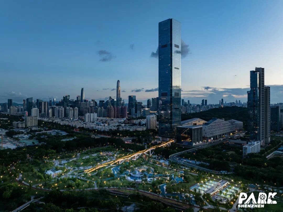 公园占地26.33公顷,创新采用「轨道+公园」模式,利用地铁上盖空间建设体育专类公园,设足球、篮球、羽毛球、乒乓球等场地,配套5G智能跑道、健身器材区及儿童活动区,引入无人机外卖配送、咖啡机械人等智能服务场景,提供全龄友好的运动休闲空间。同时是中国十大户外特色目的地「鲲鹏径」的重要节点之一。(深圳城管)