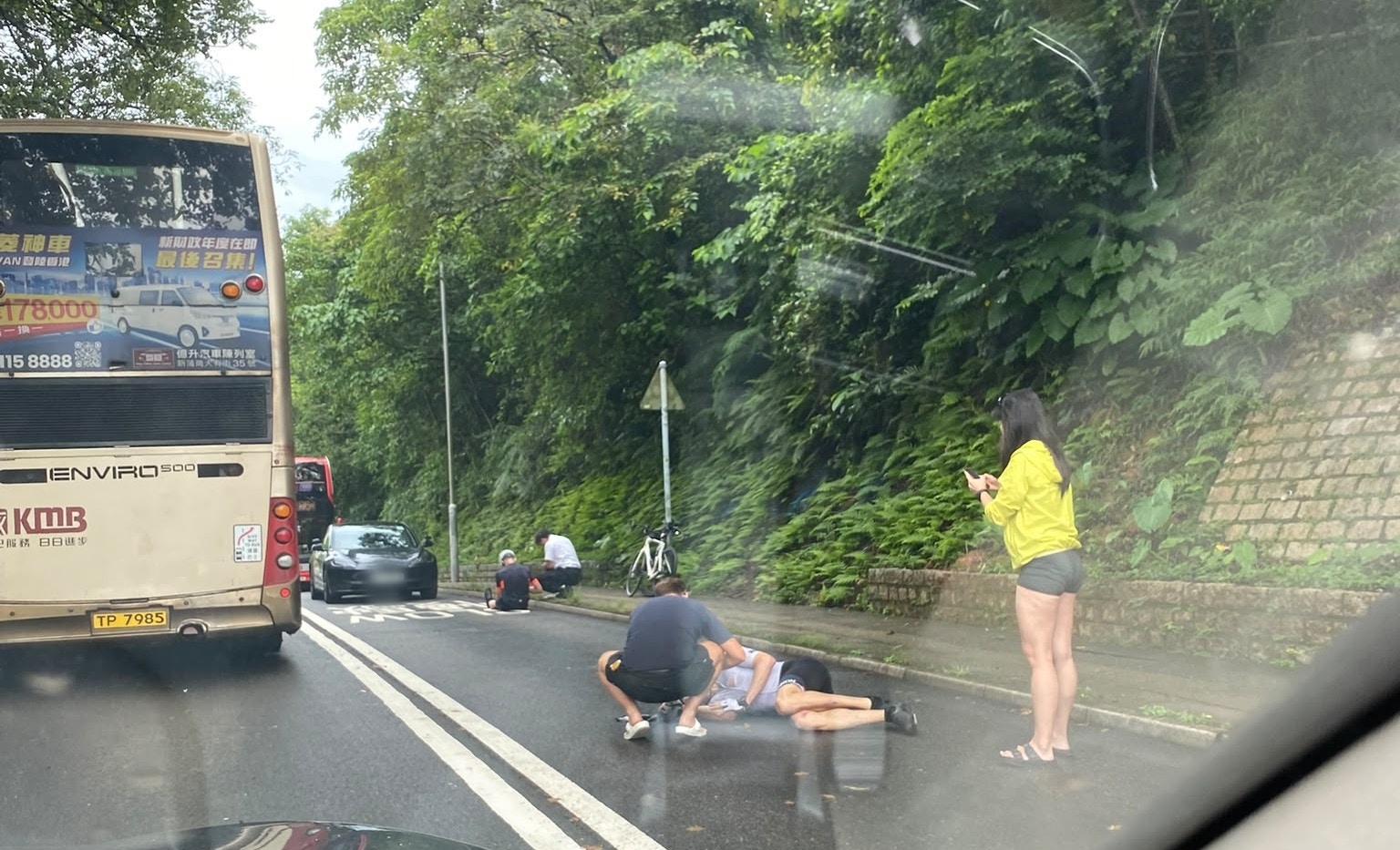 西貢大網仔路私家車撞低兩外籍單車漢 傷者一度倒臥路中待援