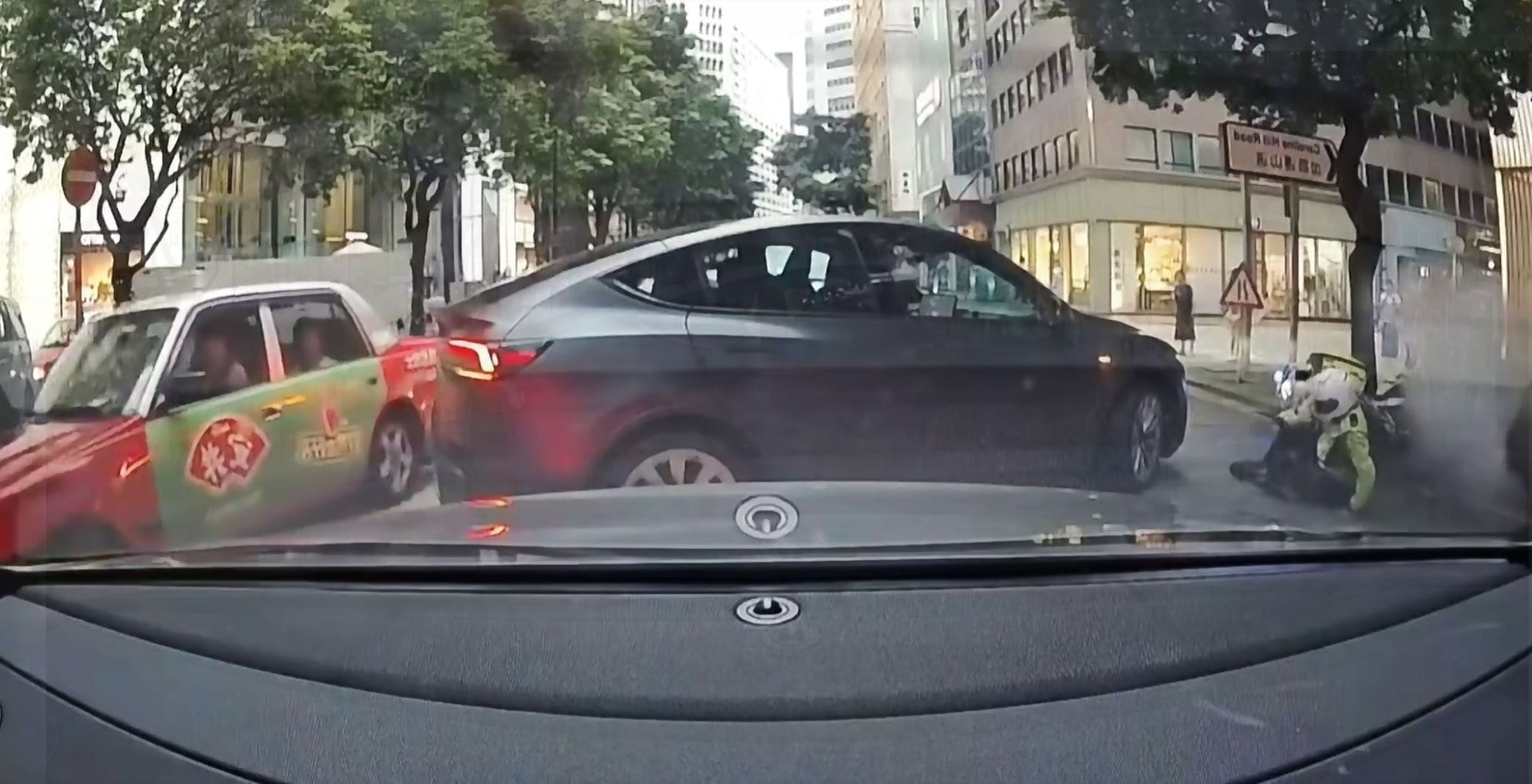 希慎道Tesla撞鐵馬｜警:交警恐擠塞阻緊急服務　亮警示燈逆線駛入