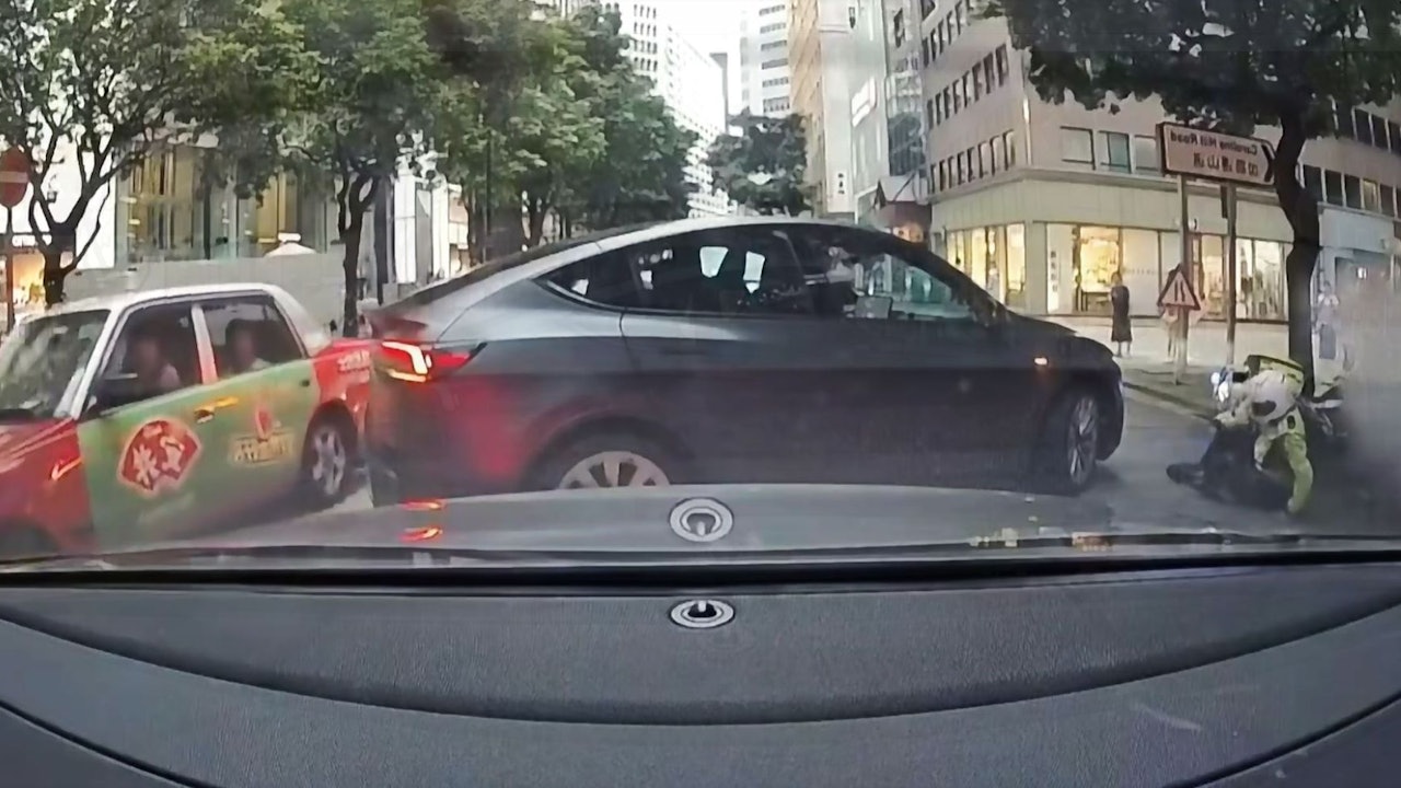 希慎道Tesla撞鐵馬|警:交警恐擠塞阻緊急服務 亮警示燈逆線駛入