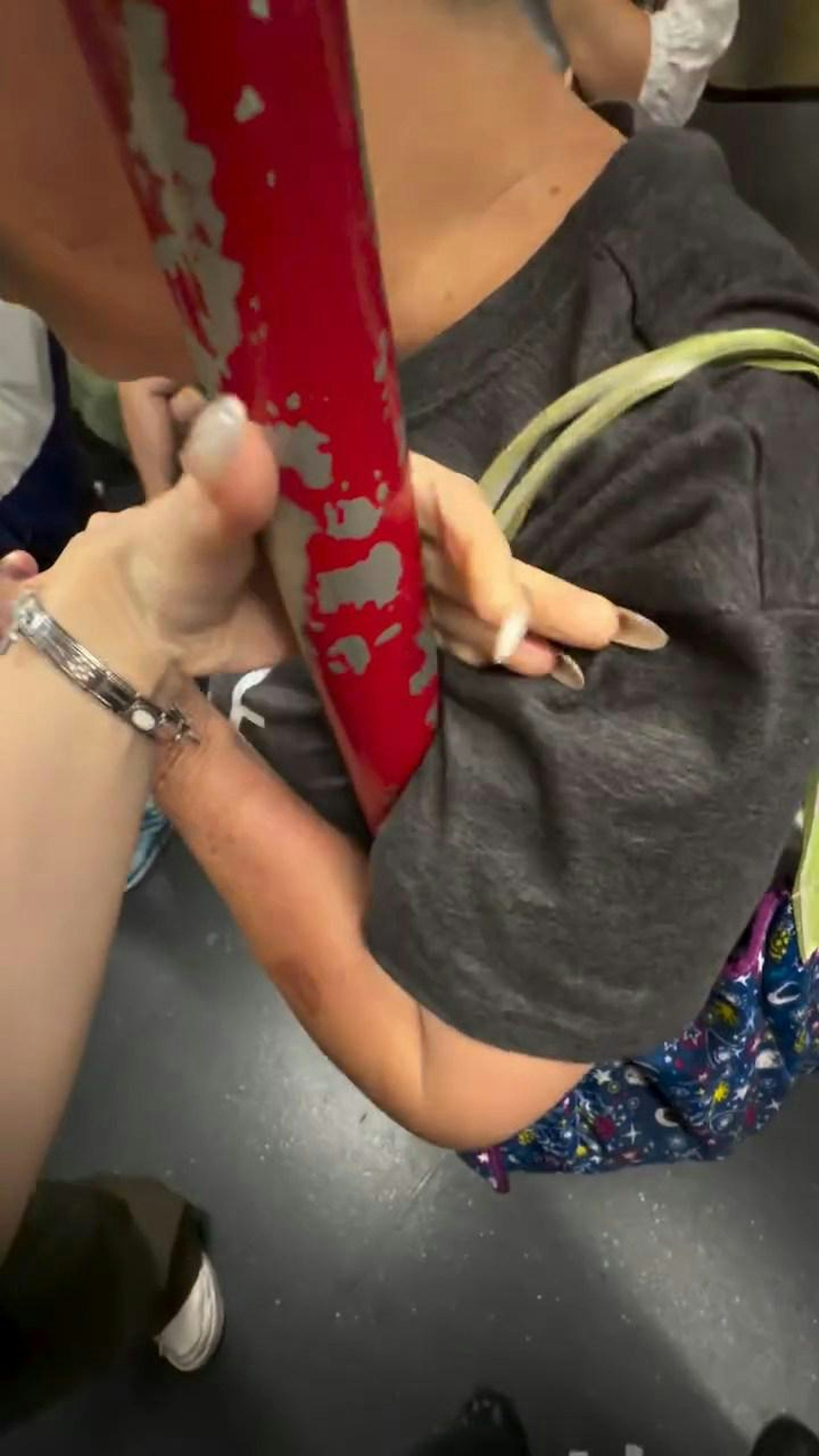 然而阿婆不以为意,楼主于是打开手掌「撑开」阿婆手臂,并慢慢往下移动。(Threads@5.12______)