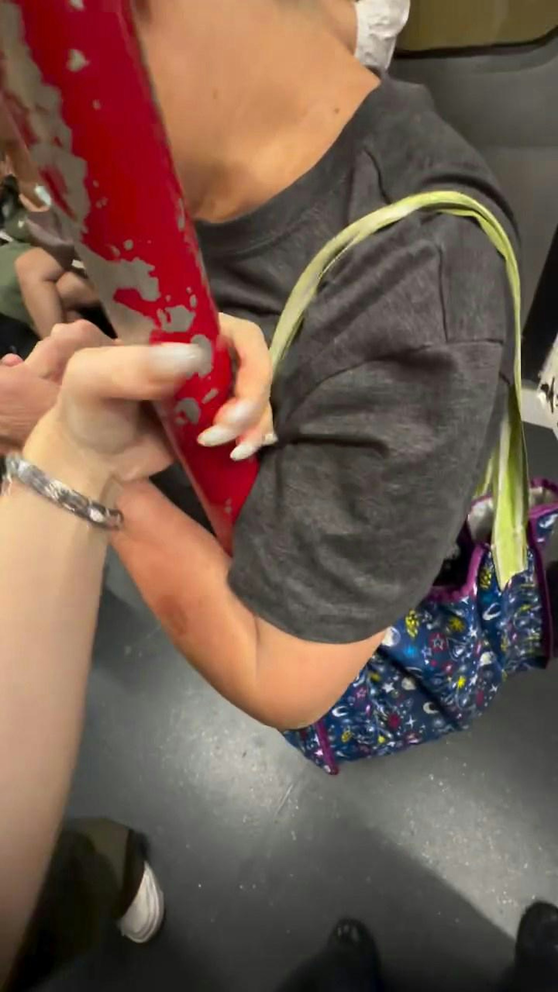 然而阿婆不以为意,楼主于是打开手掌「撑开」阿婆手臂,并慢慢往下移动。(Threads@5.12______)