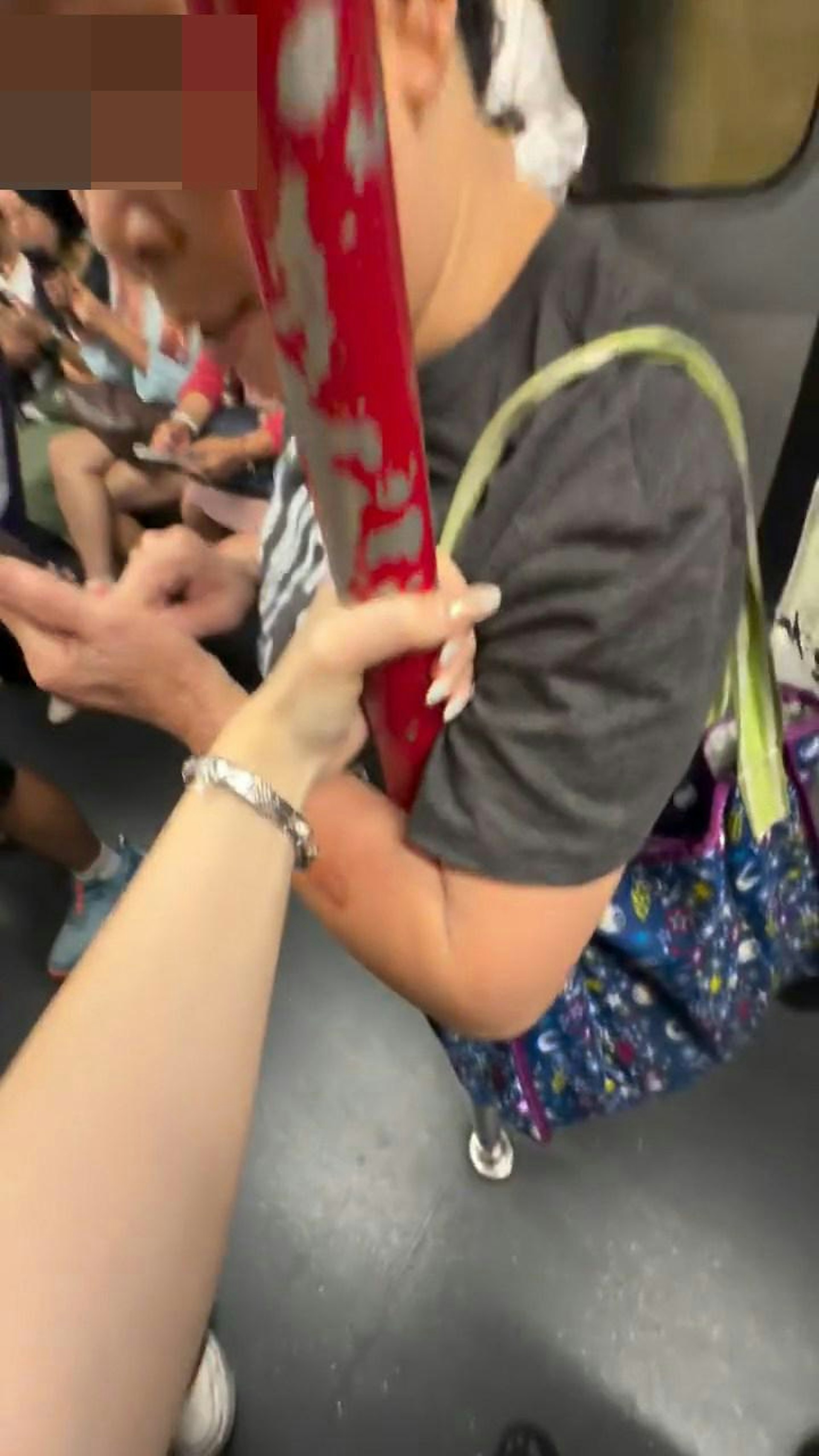 然而阿婆不以为意,楼主于是打开手掌「撑开」阿婆手臂,并慢慢往下移动。(Threads@5.12______)