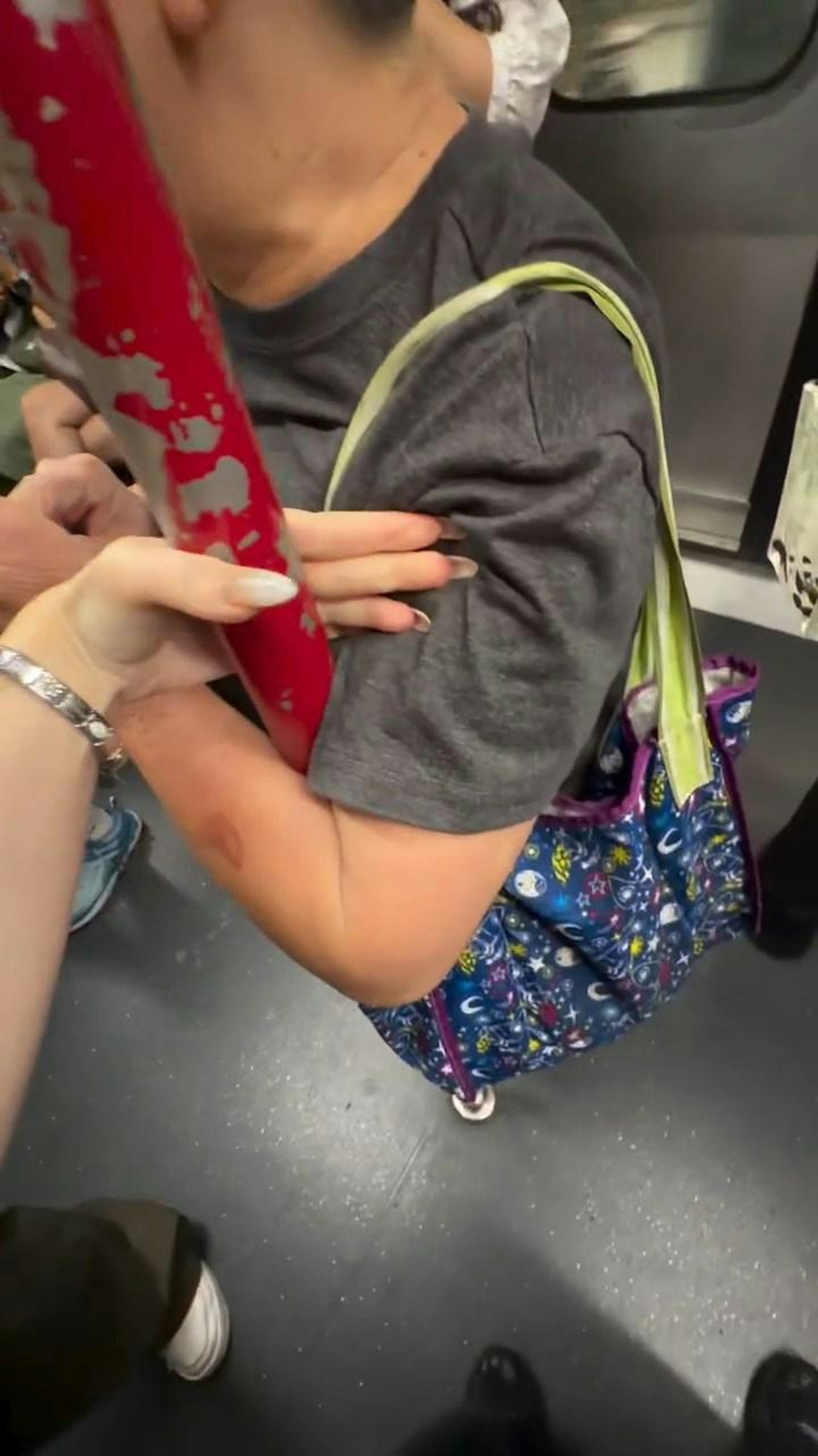 然而阿婆不以为意,楼主于是打开手掌「撑开」阿婆手臂,并慢慢往下移动。(Threads@5.12______)