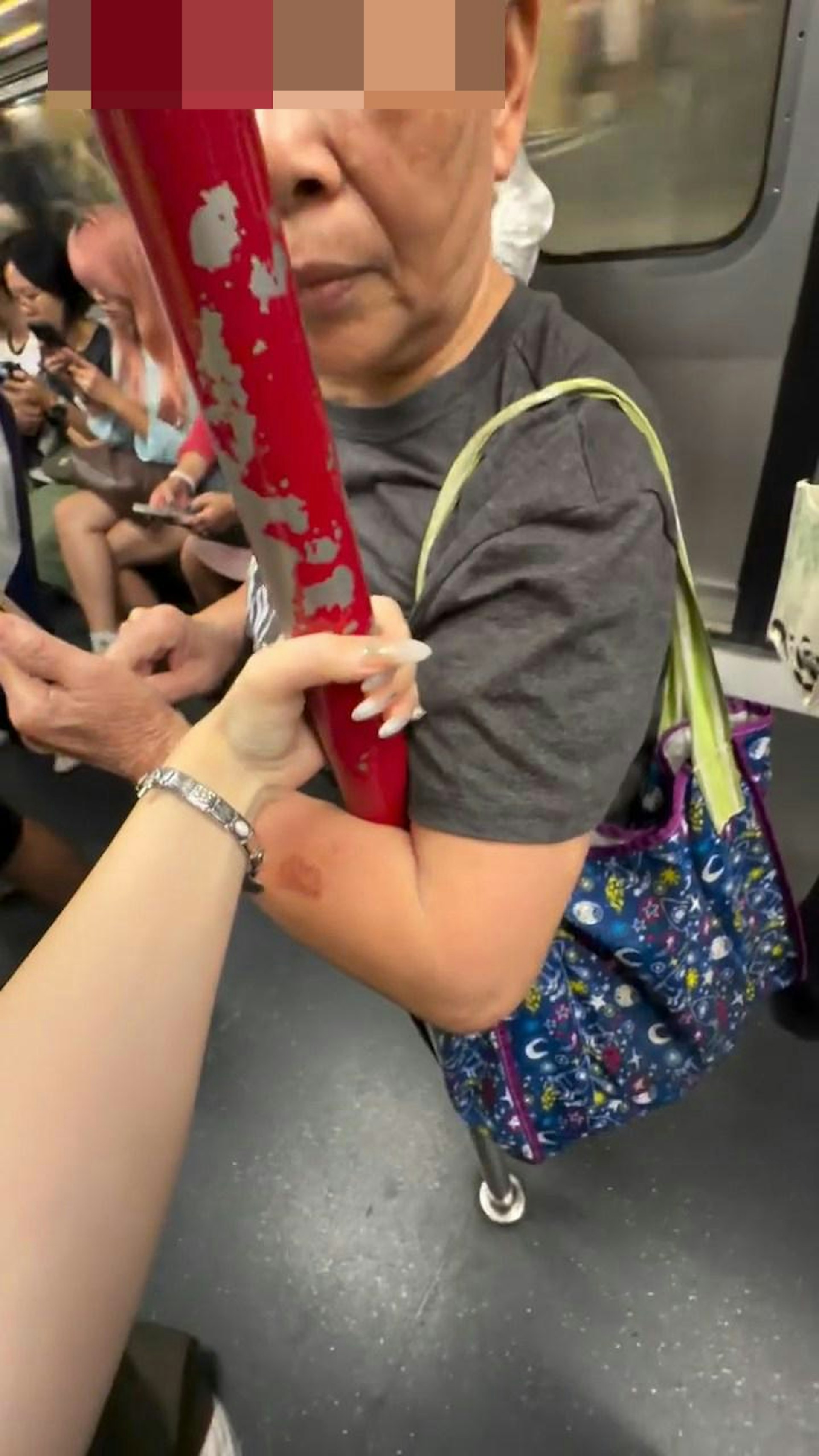 阿婆察觉有异,但瞪了楼主一眼,仍继续环抱扶手柱讲电话,楼主于是「升级绝招」。(Threads@5.12______)