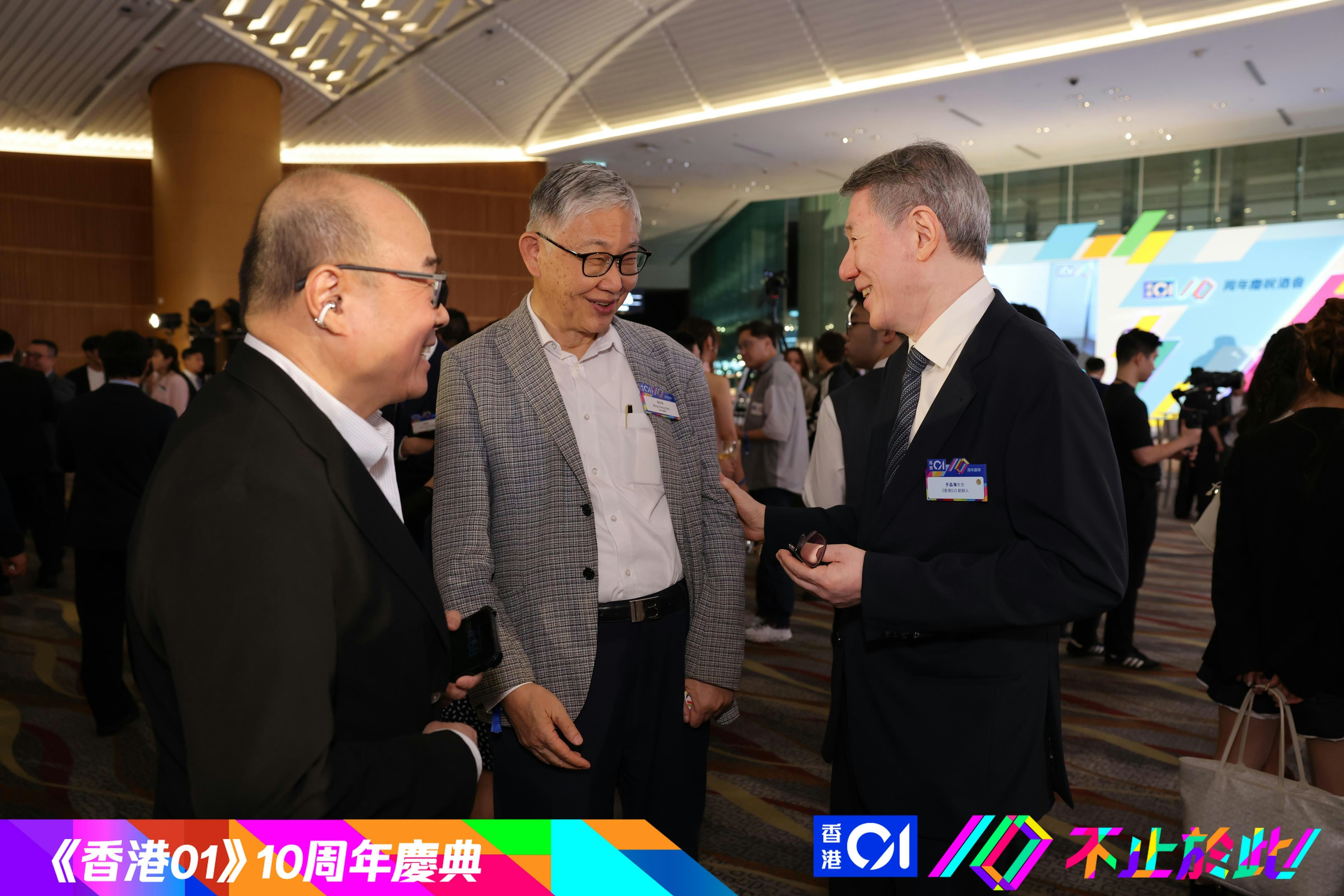 《香港01》创办人于品海﹙右﹚与中原集团创办人施永青﹙中﹚及亚洲地产创办人蔡志忠﹙左﹚在场内交流。﹙香港01﹚
