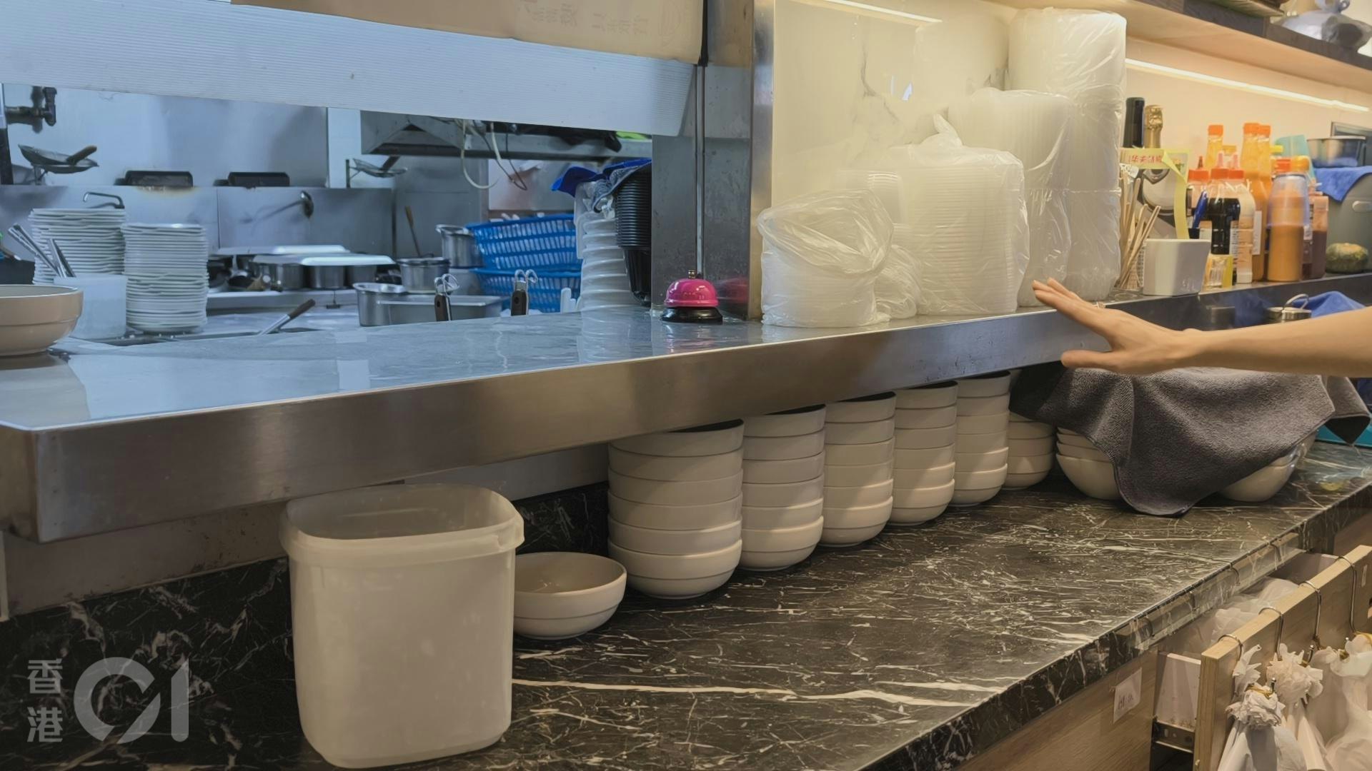 Đơn đặt hàng mang đi nói trên được nấu tại quầy bar rồi chuyển cho nhân viên phục vụ để đóng gói. Nhân viên này cho biết do số lượng nhân viên quá đông nên họ không biết đồng nghiệp nào chịu trách nhiệm đóng gói. (Ảnh của Wang Yiyang)