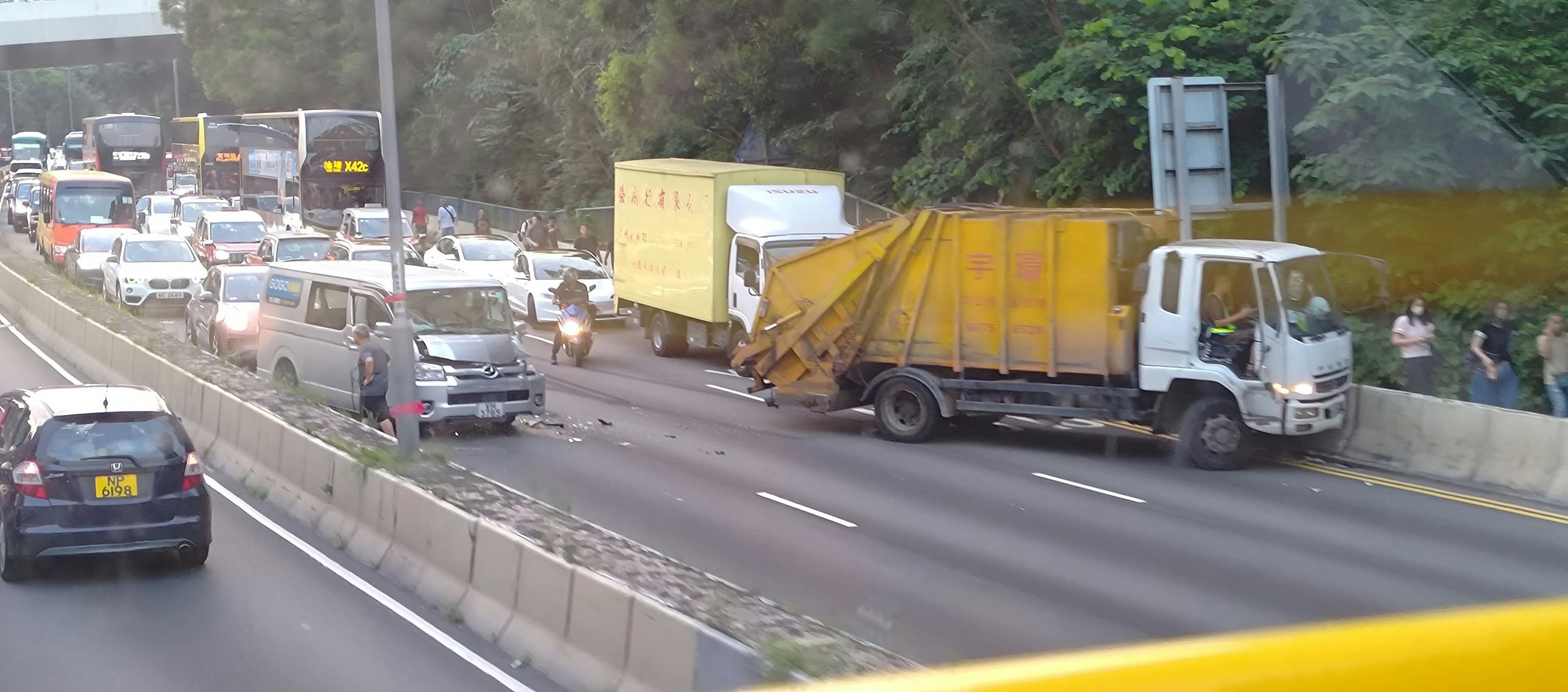龍翔道天馬苑垃圾車客貨車撞　數百米外私家車撼電單車　東行大塞