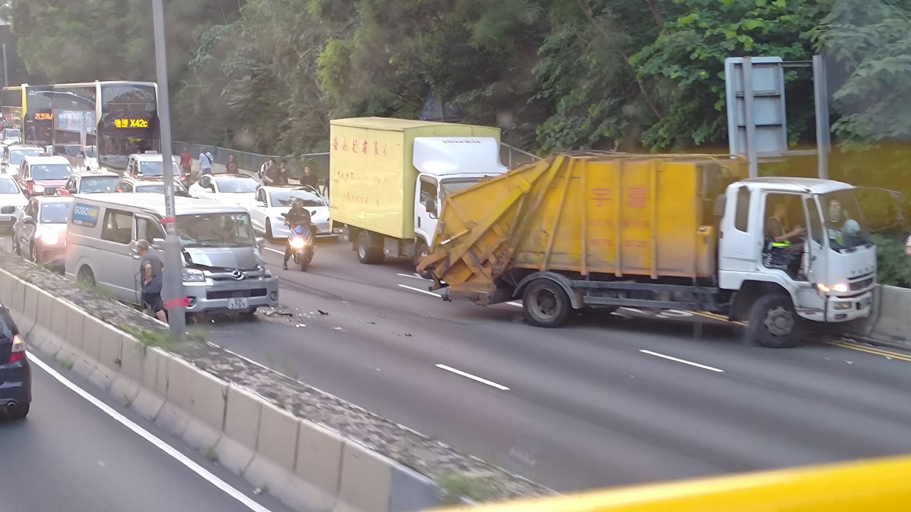 龍翔道天馬苑垃圾車客貨車撞 數百米外私家車撼電單車 東行大塞