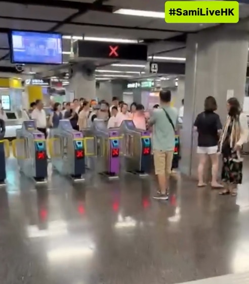 港铁尖沙咀站36人集体冲闸逃票 女子拍卡一次放行7人