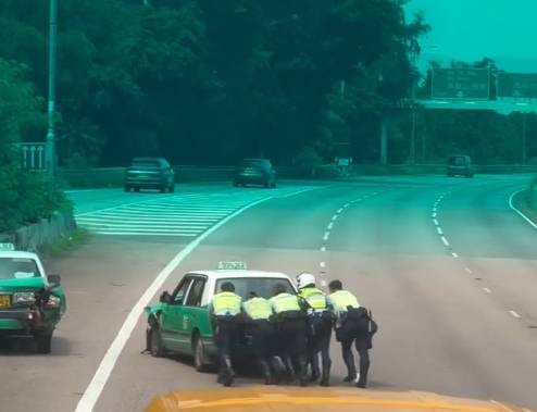 有片|大老山公路3車相撞釀1傷 5名交通警合力徒手推開的士清場