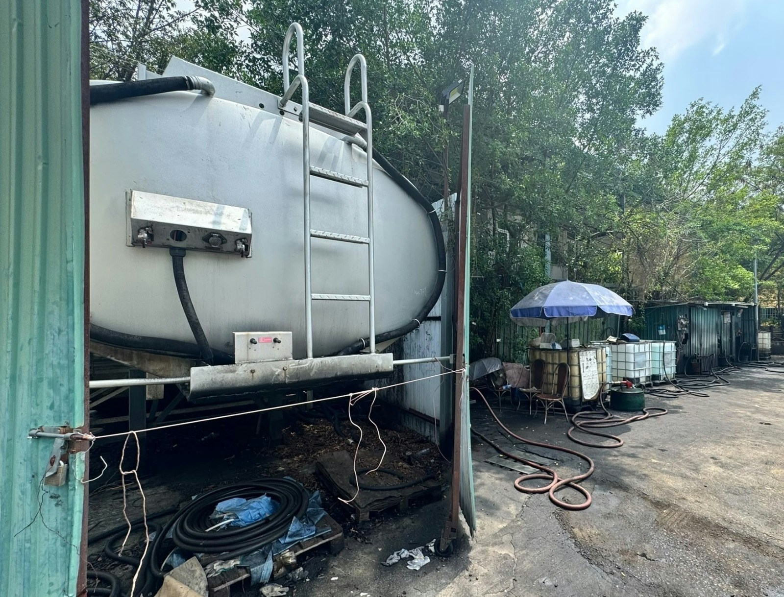 消防在古洞路捣破非法加油站 检近八千公升柴油
