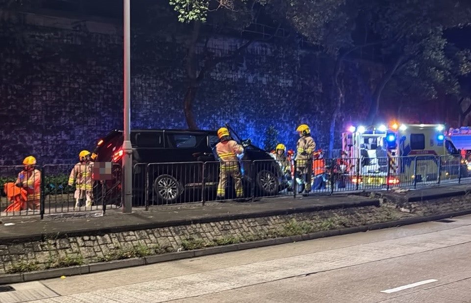 粉嶺蓬瀛仙館對開私家車撞壆 司機被困消防救出昏迷送院