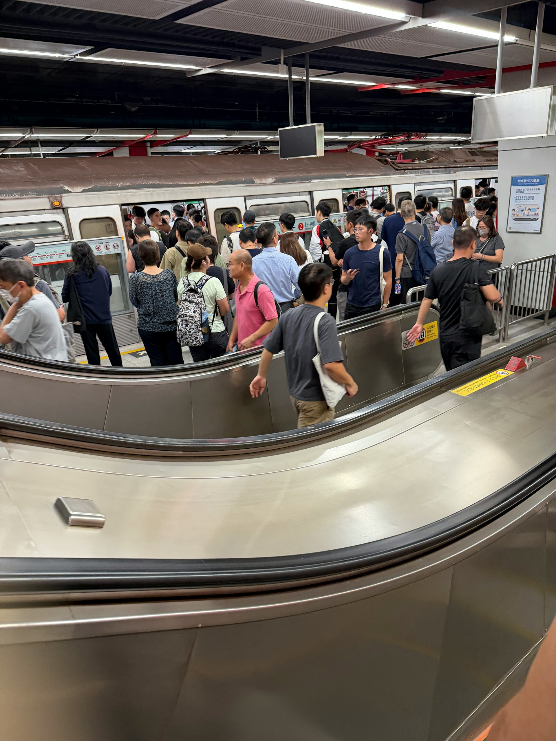 蓝田站两年六次停运:从信号故障到变电起火,港铁安全隐忧浮现 蓝田站两年六次停运:从信号故障到变电起火,港铁安全隐忧浮现