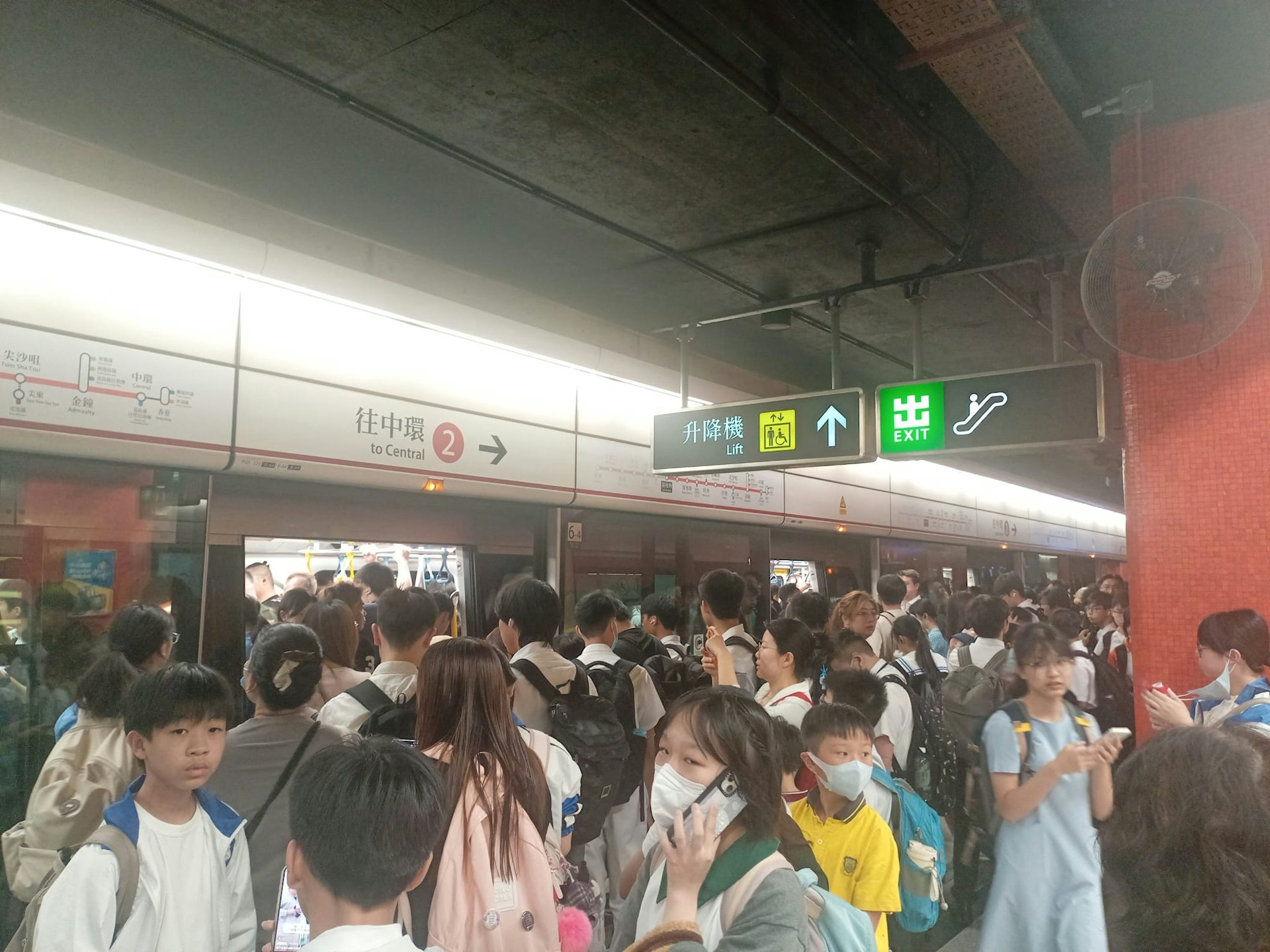 港铁宣布,因长沙湾站列车上有乘客需要紧急医疗协助,来往中环站及荃湾站的行车时间预计需要额外10至15分钟。图为荔枝角站月台挤满乘客的情况。