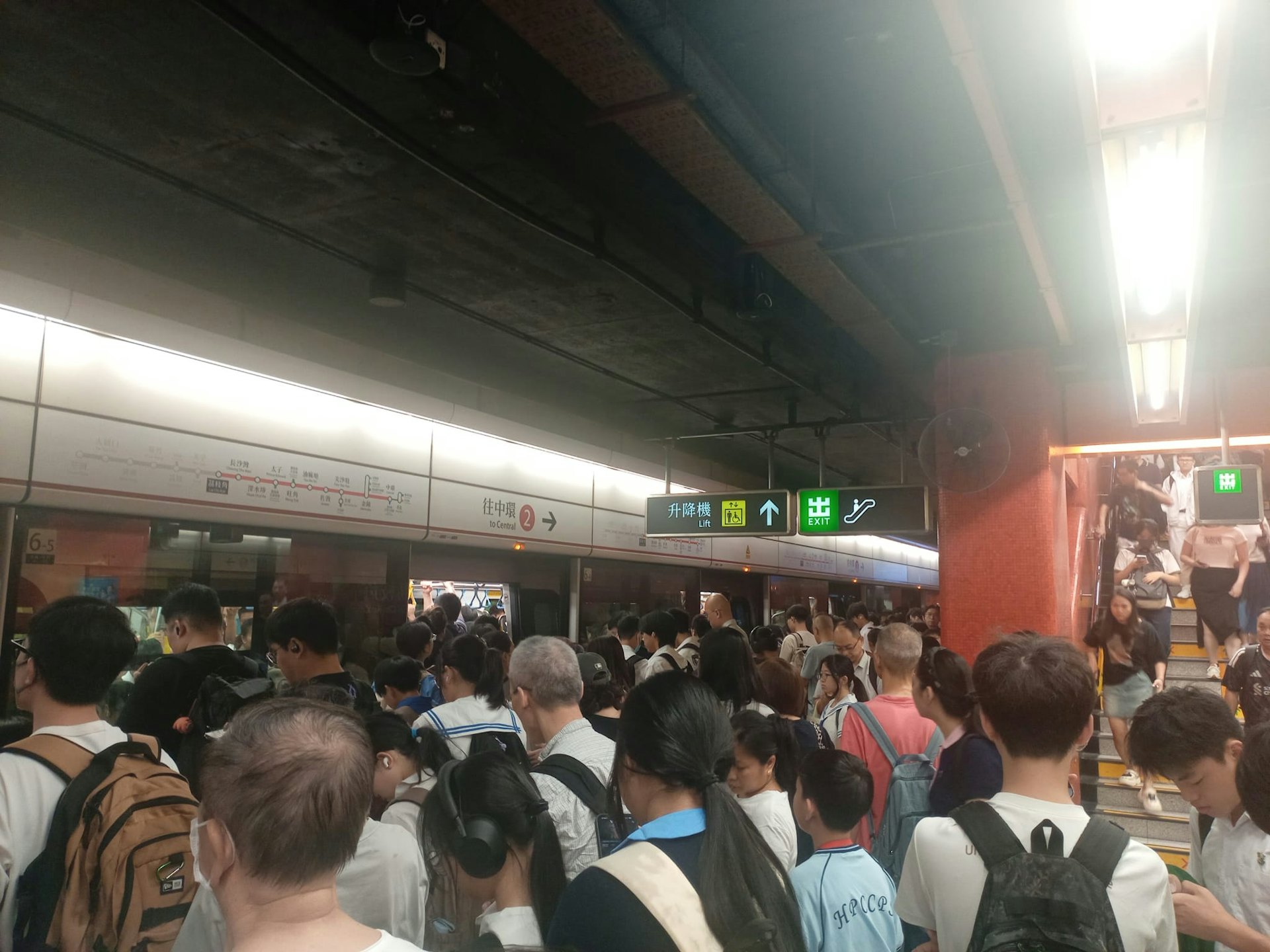 港铁宣布,荃湾线列车服务调整,因长沙湾站列车上有乘客需要紧急医疗协助,来往中环站及荃湾站的行车时间预计需要额外10至15分钟。图为荔枝角站月台挤满乘客的情况。