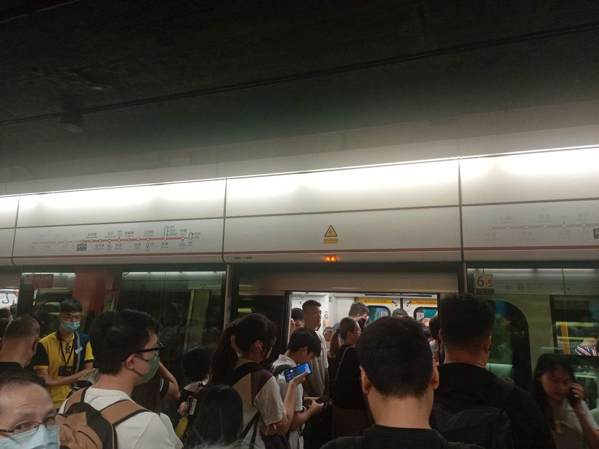 港铁宣布,荃湾线列车服务调整,因长沙湾站列车上有乘客需要紧急医疗协助,来往中环站及荃湾站的行车时间预计需要额外10至15分钟。图为荔枝角站月台挤满乘客的情况。